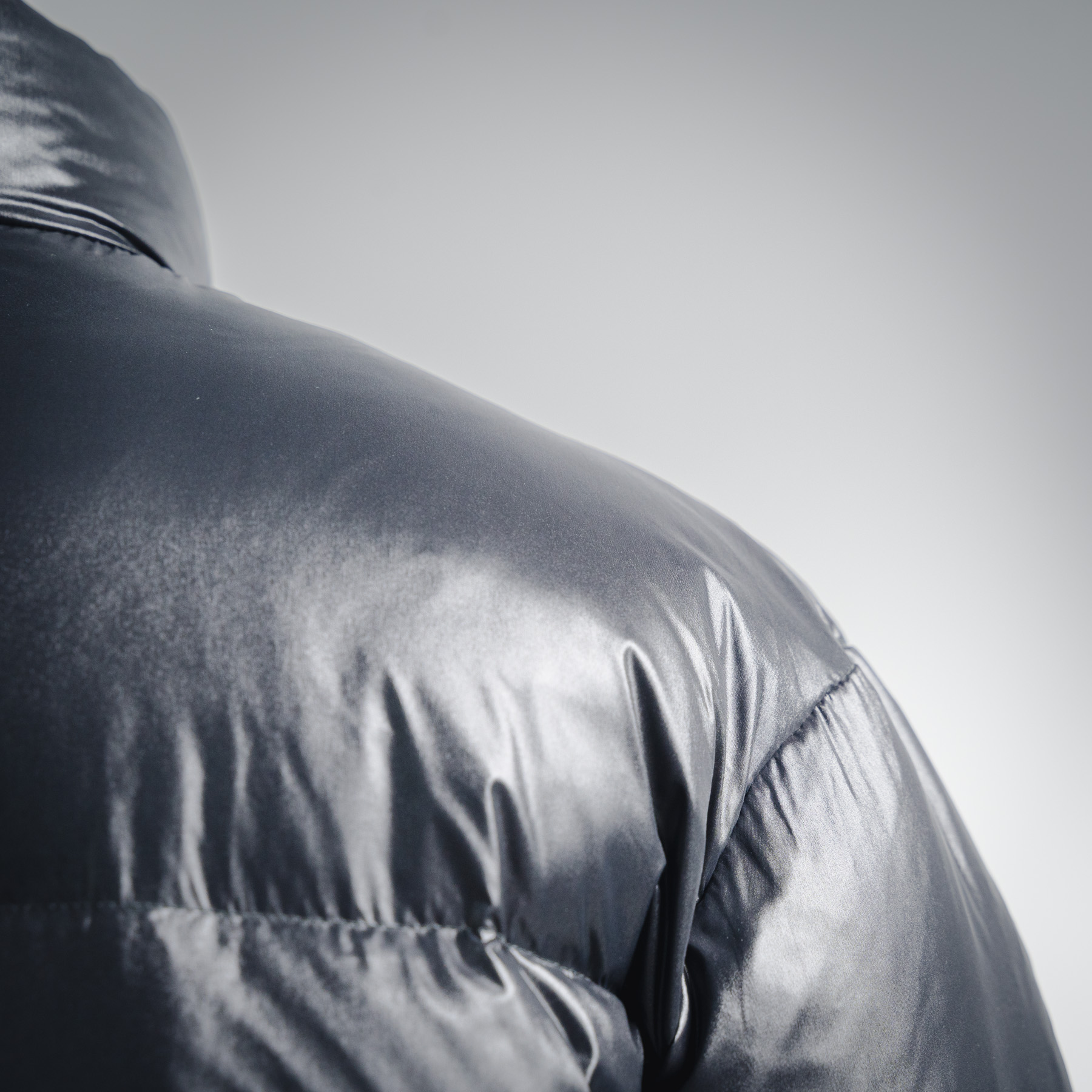 本地自取💰680 
Celine赛琳CE 23FW 胸口小字母logo 印花短款羽绒服外套

明星同款：黑色巧克力哑光高奢百搭王来了
这个冬天❄️最最最值得入手的一款
抗寒：零下20-30度没任何问题

历时四个月开发只为给你们最好的
看似简单却非常难开发面料定织定染辅料/五金全部需要开模具定制进口防钻绒线等一句话：成本高高高！

关于面料：开发了这么多款羽绒服此款的面料是目前遇到的最舒服的一款那个柔软加丝滑
科技锦纶经过2次水洗在做哑光在做防水处理工序好几道价格自然不便宜舒适度吊打moncler蒙口好几条街不信买回去试！不丝滑过来摸我…
关于内衬面料：此款独一无二里外用料都一样简称一体里外都丝滑！
关于绒：百分百90白鹅绒质检报告放下图
关于五金辅料：纽扣下摆卡扣全部开模定制
关于织麦：有个鉴定点P和R后腿都是双线改版了20几次才达到！
总结：此款还原度高达98%至于那2%也要尊重一下品牌！鉴定师都看不出的东西过验天花板你不买怎么知道细节有多强！这款安心入！找我省1W➕

Size：42。44。46。48。50。52。