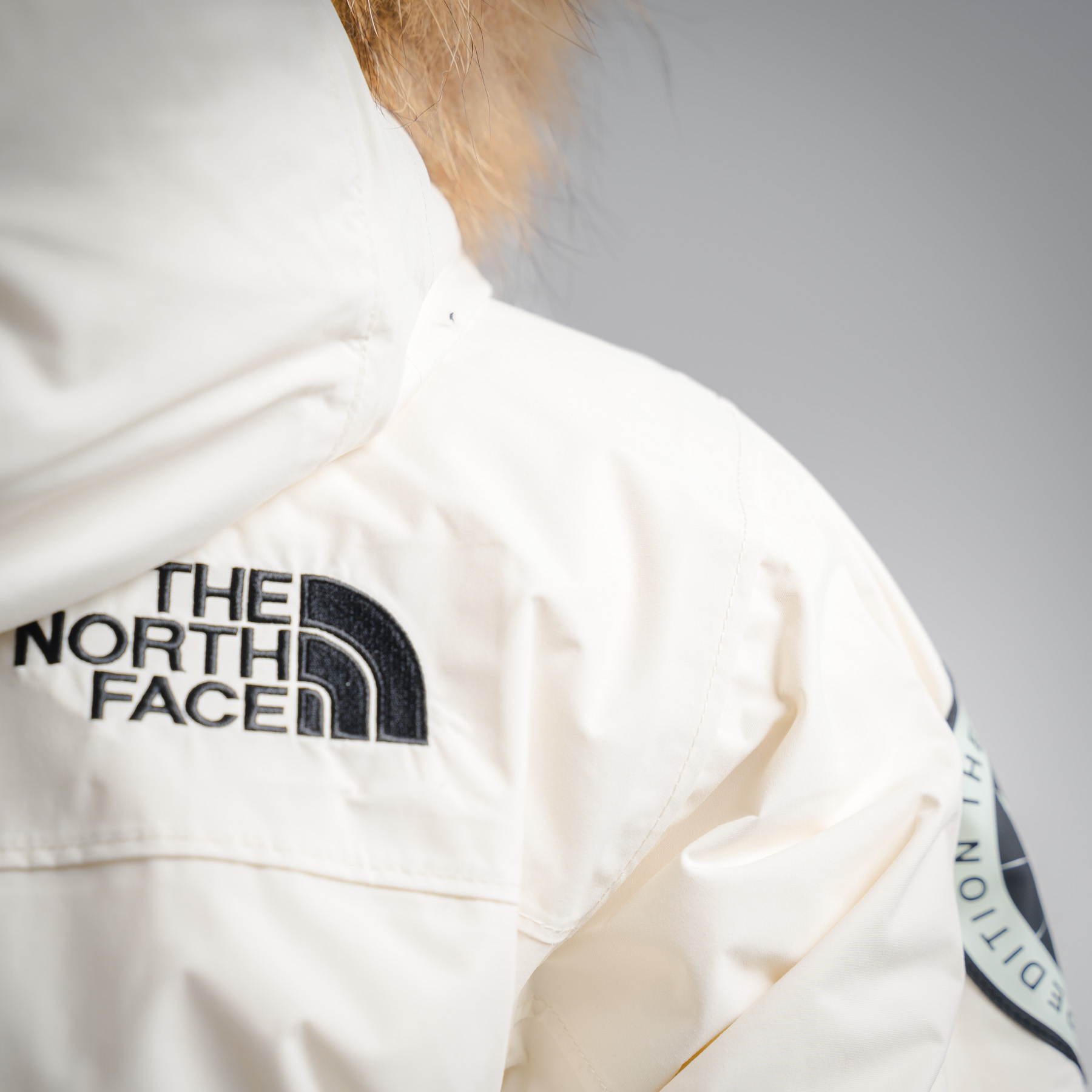 The north face/北面 TNF日版限定极地联名多口袋工装毛领连帽羽绒服
