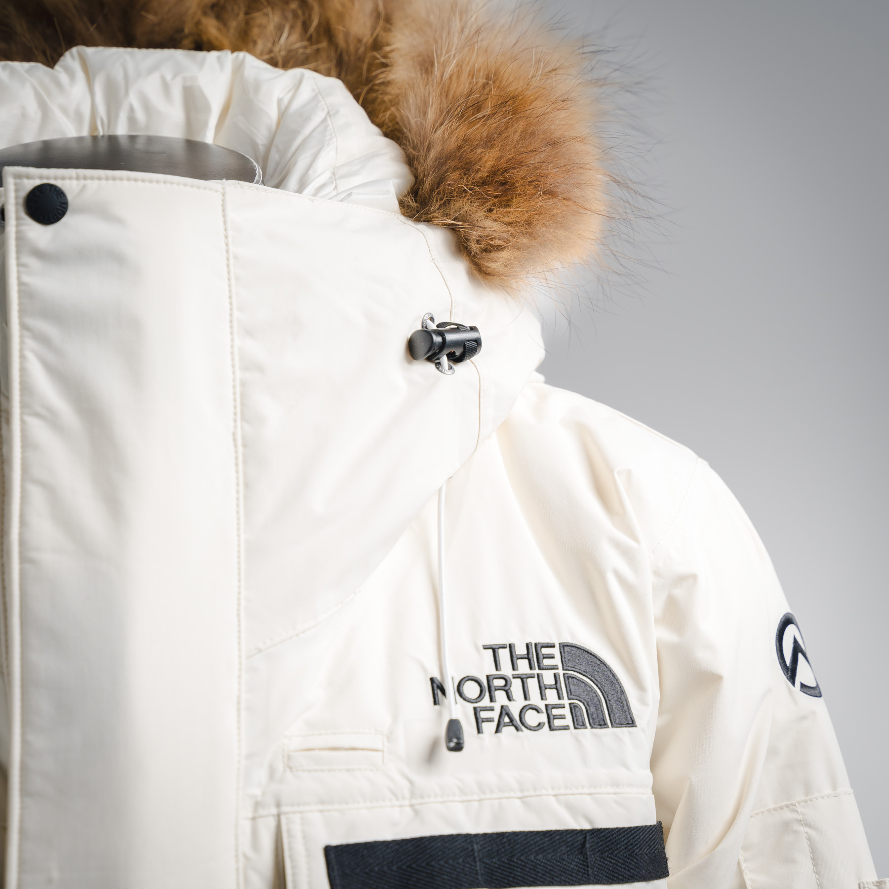The north face/北面 TNF日版限定极地联名多口袋工装毛领连帽羽绒服