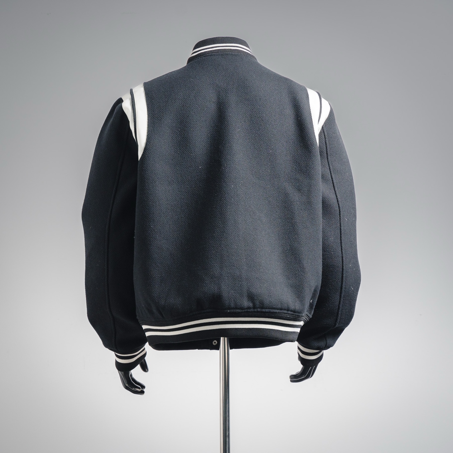 本地自取💰360 Saint Laurent Paris 圣罗兰 YSL经典款拼皮黑白棒球领夹克外套 原版1:1开发全网最高版本 耗时2个月订制纯羊毛呢料、提花罗纹(普通机器根本做不到这提花效果) ,版型超帅气,拼皮位置非常讲究车位技术,整件衣服好不好看就要看这位置啦 size:46 48 50 52(S-XL)