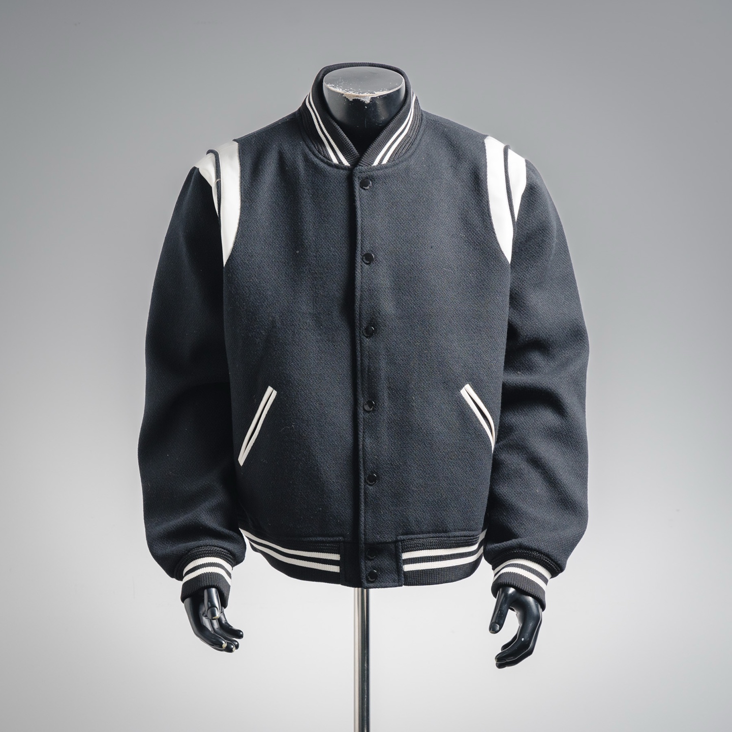 本地自取💰360 Saint Laurent Paris 圣罗兰 YSL经典款拼皮黑白棒球领夹克外套 原版1:1开发全网最高版本 耗时2个月订制纯羊毛呢料、提花罗纹(普通机器根本做不到这提花效果) ,版型超帅气,拼皮位置非常讲究车位技术,整件衣服好不好看就要看这位置啦 size:46 48 50 52(S-XL)
