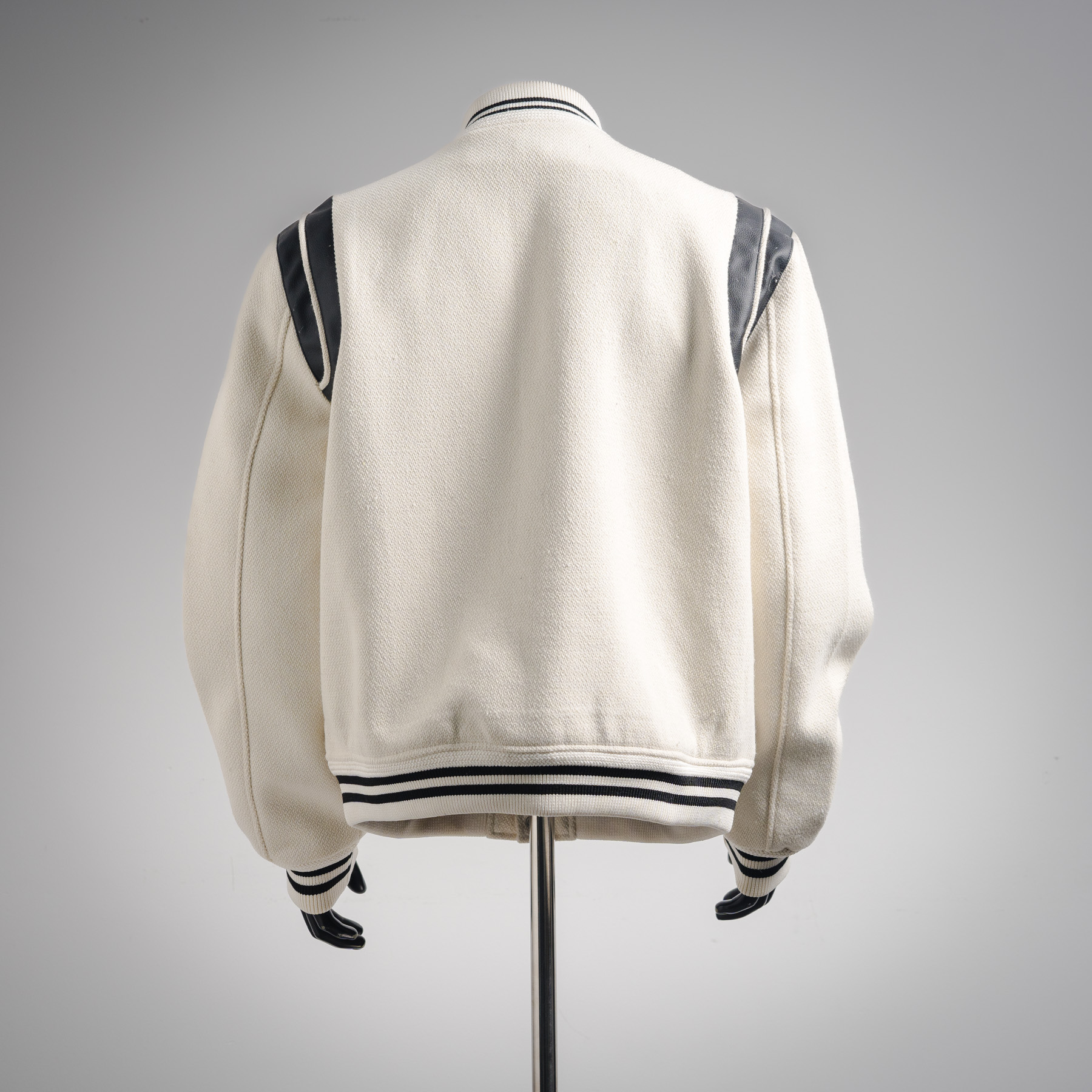 本地自取💰360 Saint Laurent Paris 圣罗兰 YSL经典款拼皮黑白棒球领夹克外套, 原版1:1开发全网最高版本 耗时2个月订制纯羊毛呢料、提花罗纹(普通机器根本做不到这提花效果) ,版型超帅气,拼皮位置非常讲究车位技术,整件衣服好不好看就要看这位置啦 size:46 48 50 52(S-XL)