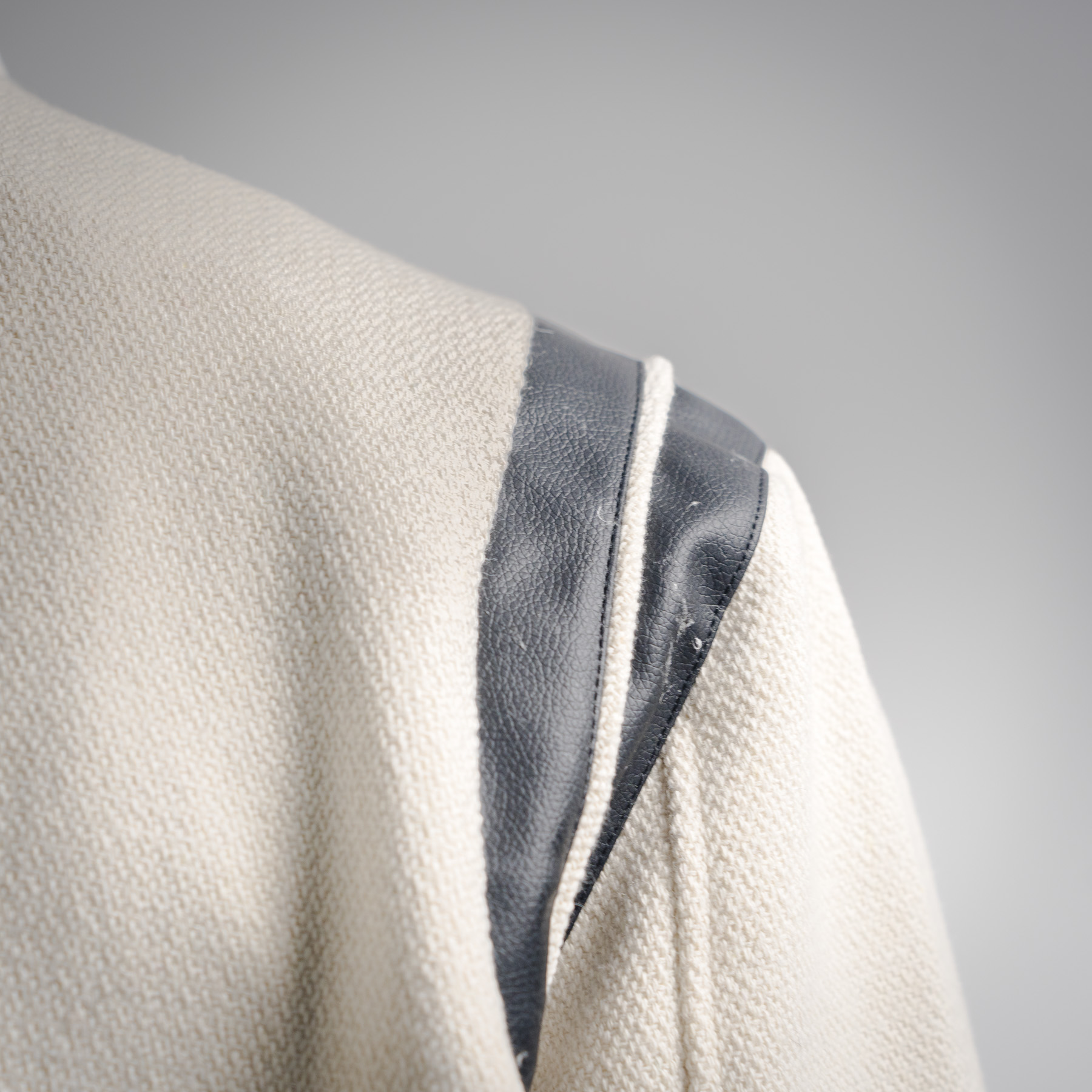 本地自取💰360 Saint Laurent Paris 圣罗兰 YSL经典款拼皮黑白棒球领夹克外套, 原版1:1开发全网最高版本 耗时2个月订制纯羊毛呢料、提花罗纹(普通机器根本做不到这提花效果) ,版型超帅气,拼皮位置非常讲究车位技术,整件衣服好不好看就要看这位置啦 size:46 48 50 52(S-XL)