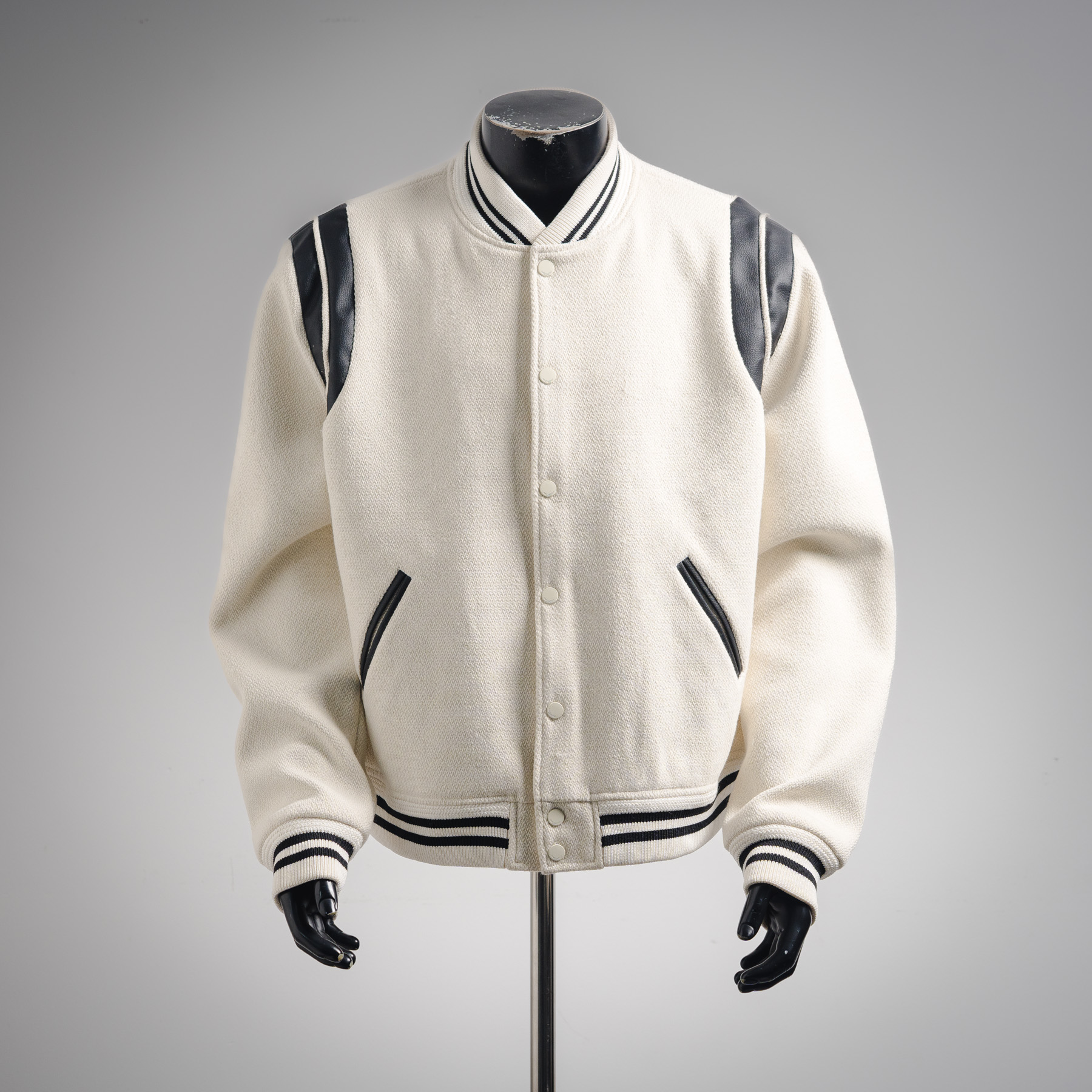 本地自取💰360 Saint Laurent Paris 圣罗兰 YSL经典款拼皮黑白棒球领夹克外套, 原版1:1开发全网最高版本 耗时2个月订制纯羊毛呢料、提花罗纹(普通机器根本做不到这提花效果) ,版型超帅气,拼皮位置非常讲究车位技术,整件衣服好不好看就要看这位置啦 size:46 48 50 52(S-XL)