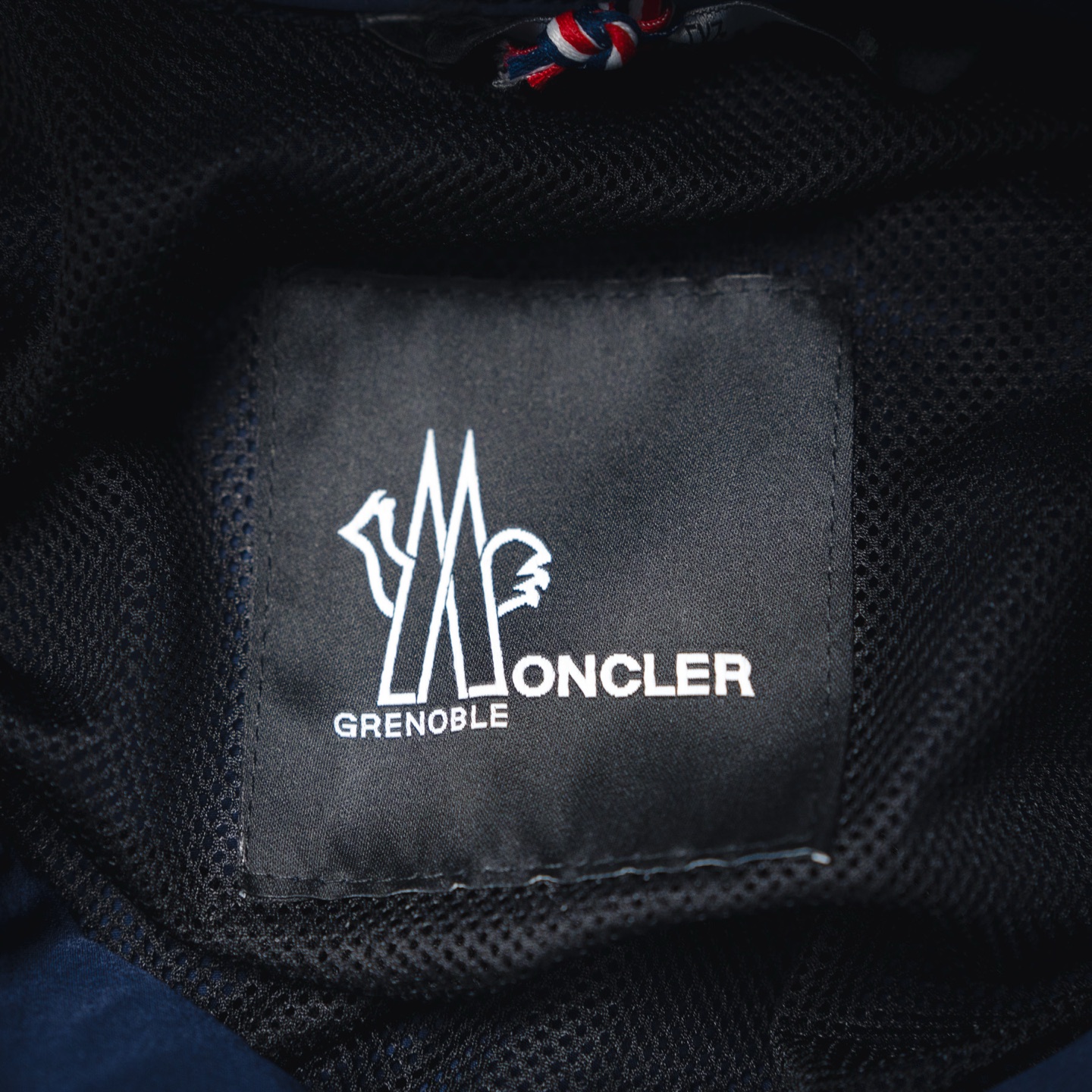 本地自取💰430【一衣两穿】
Moncler Grenoble/蒙口可拆卸多功能户外夹克
原版12,500购入开发,面料采用定制定染双弹丝光府绸 定染柔网春亚纺 质感卓越 舒适贴肤 以深海为灵感的海军蓝 当代绅士的低调宣言 机能口袋系统的精密叙事 功能与美学平衡 标志性Moncler标识标呈现于手袖处 辨识度十足 同色系三角徽标如深海暗流中的印记隐入面料肌理 隐极至显 可拆卸衣袖设计让穿搭多元化 风格随意切换 潇洒自如 尽显尊贵 兼顾户外实用与都市审美的平衡 引领时尚。采用三合一工艺 优先将胶水均匀地涂布在需要复合的基材表面 而后进行烘干固化 再将涂有胶膜的基材与无纺布进行复合 而后冷却固化 再复合过滤无纺布 做工繁琐复杂 耗时耗力。压花复合技术 通过电脑扫描的方式 确保压印大小形状与原版一致 再用特制胶水作为粘合剂结合 再进行固化 达到完全干燥且最佳粘接效果。采用数控激光烧花裁片 基于激光的高能量特性 通过激光发生器精确控制激光束的移动路径 实现精确的裁片形状切割。模版机开袋 预设的模板来指导开袋的位置 形状和大小 精确性确保了开袋效果质量。采用红外线专机钉扣 位置更为精准 牢固结实。
Size:1-2-3-4