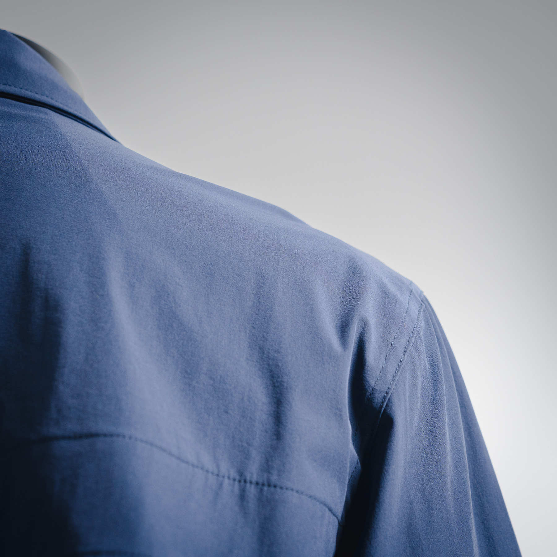 本地自取💰430【一衣两穿】
Moncler Grenoble/蒙口可拆卸多功能户外夹克
原版12,500购入开发,面料采用定制定染双弹丝光府绸 定染柔网春亚纺 质感卓越 舒适贴肤 以深海为灵感的海军蓝 当代绅士的低调宣言 机能口袋系统的精密叙事 功能与美学平衡 标志性Moncler标识标呈现于手袖处 辨识度十足 同色系三角徽标如深海暗流中的印记隐入面料肌理 隐极至显 可拆卸衣袖设计让穿搭多元化 风格随意切换 潇洒自如 尽显尊贵 兼顾户外实用与都市审美的平衡 引领时尚。采用三合一工艺 优先将胶水均匀地涂布在需要复合的基材表面 而后进行烘干固化 再将涂有胶膜的基材与无纺布进行复合 而后冷却固化 再复合过滤无纺布 做工繁琐复杂 耗时耗力。压花复合技术 通过电脑扫描的方式 确保压印大小形状与原版一致 再用特制胶水作为粘合剂结合 再进行固化 达到完全干燥且最佳粘接效果。采用数控激光烧花裁片 基于激光的高能量特性 通过激光发生器精确控制激光束的移动路径 实现精确的裁片形状切割。模版机开袋 预设的模板来指导开袋的位置 形状和大小 精确性确保了开袋效果质量。采用红外线专机钉扣 位置更为精准 牢固结实。
Size:1-2-3-4