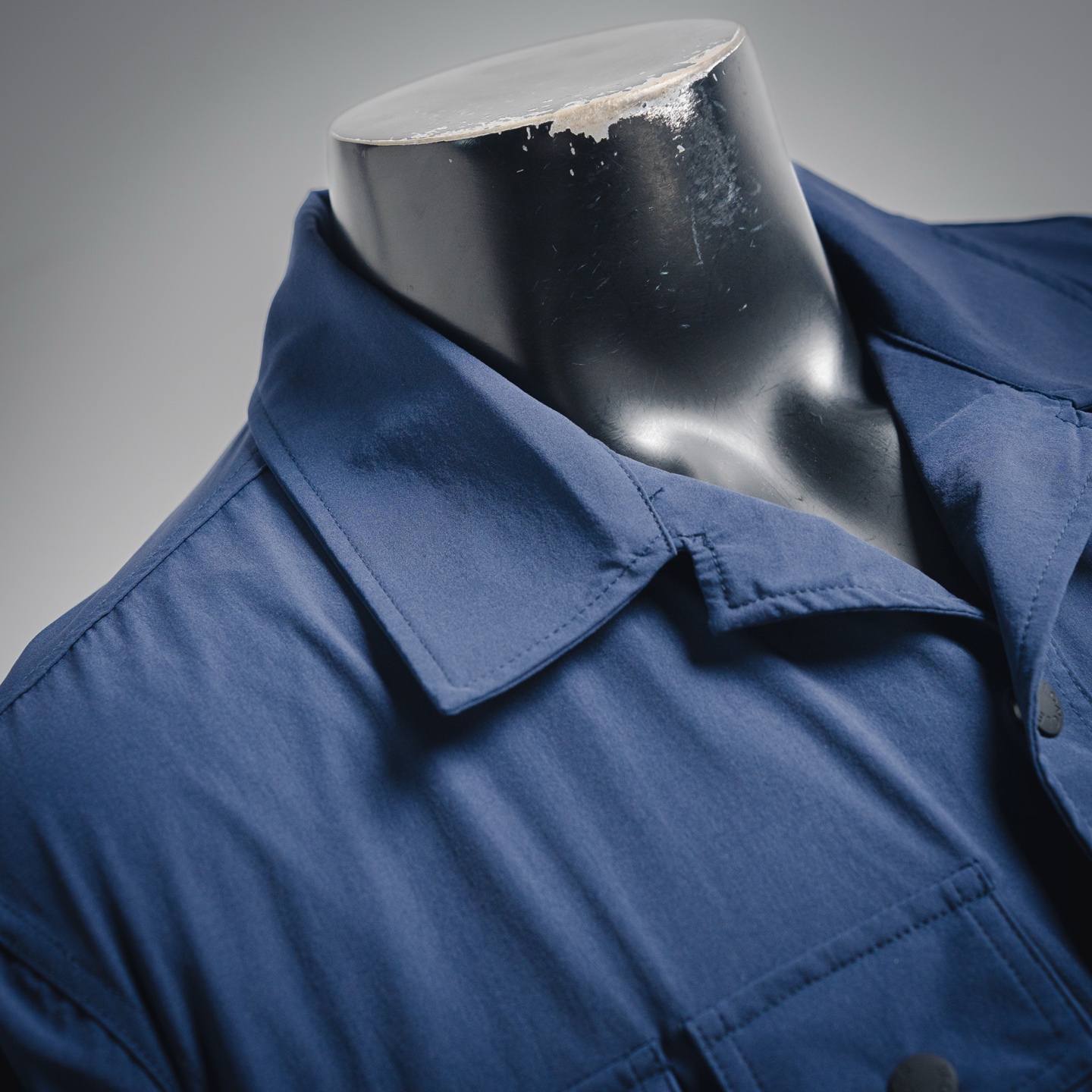 本地自取💰430【一衣两穿】
Moncler Grenoble/蒙口可拆卸多功能户外夹克
原版12,500购入开发,面料采用定制定染双弹丝光府绸 定染柔网春亚纺 质感卓越 舒适贴肤 以深海为灵感的海军蓝 当代绅士的低调宣言 机能口袋系统的精密叙事 功能与美学平衡 标志性Moncler标识标呈现于手袖处 辨识度十足 同色系三角徽标如深海暗流中的印记隐入面料肌理 隐极至显 可拆卸衣袖设计让穿搭多元化 风格随意切换 潇洒自如 尽显尊贵 兼顾户外实用与都市审美的平衡 引领时尚。采用三合一工艺 优先将胶水均匀地涂布在需要复合的基材表面 而后进行烘干固化 再将涂有胶膜的基材与无纺布进行复合 而后冷却固化 再复合过滤无纺布 做工繁琐复杂 耗时耗力。压花复合技术 通过电脑扫描的方式 确保压印大小形状与原版一致 再用特制胶水作为粘合剂结合 再进行固化 达到完全干燥且最佳粘接效果。采用数控激光烧花裁片 基于激光的高能量特性 通过激光发生器精确控制激光束的移动路径 实现精确的裁片形状切割。模版机开袋 预设的模板来指导开袋的位置 形状和大小 精确性确保了开袋效果质量。采用红外线专机钉扣 位置更为精准 牢固结实。
Size:1-2-3-4