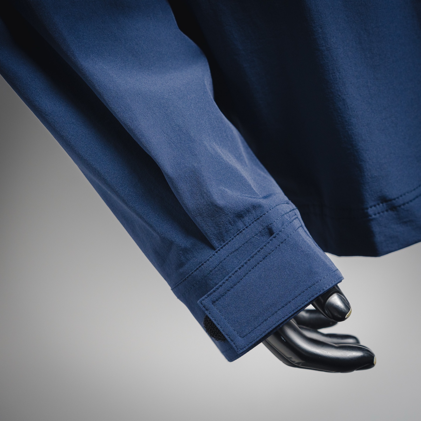 本地自取💰430【一衣两穿】
Moncler Grenoble/蒙口可拆卸多功能户外夹克
原版12,500购入开发,面料采用定制定染双弹丝光府绸 定染柔网春亚纺 质感卓越 舒适贴肤 以深海为灵感的海军蓝 当代绅士的低调宣言 机能口袋系统的精密叙事 功能与美学平衡 标志性Moncler标识标呈现于手袖处 辨识度十足 同色系三角徽标如深海暗流中的印记隐入面料肌理 隐极至显 可拆卸衣袖设计让穿搭多元化 风格随意切换 潇洒自如 尽显尊贵 兼顾户外实用与都市审美的平衡 引领时尚。采用三合一工艺 优先将胶水均匀地涂布在需要复合的基材表面 而后进行烘干固化 再将涂有胶膜的基材与无纺布进行复合 而后冷却固化 再复合过滤无纺布 做工繁琐复杂 耗时耗力。压花复合技术 通过电脑扫描的方式 确保压印大小形状与原版一致 再用特制胶水作为粘合剂结合 再进行固化 达到完全干燥且最佳粘接效果。采用数控激光烧花裁片 基于激光的高能量特性 通过激光发生器精确控制激光束的移动路径 实现精确的裁片形状切割。模版机开袋 预设的模板来指导开袋的位置 形状和大小 精确性确保了开袋效果质量。采用红外线专机钉扣 位置更为精准 牢固结实。
Size:1-2-3-4