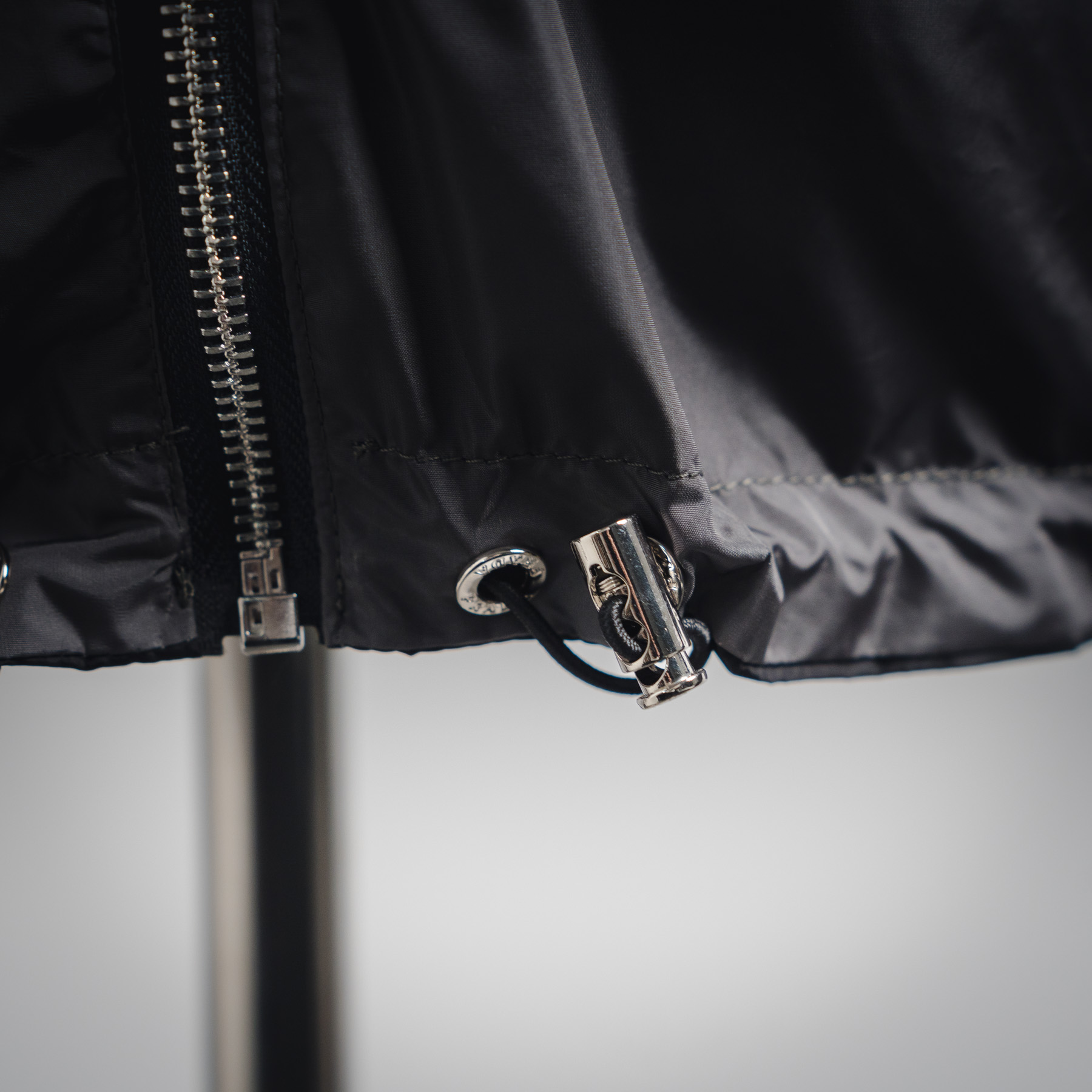 本地自取💰380 【双面穿】
Prada/普拉达2025新款手臂手袋双面夹克外套
穿上简约干练的休闲双面外套,瞬间重回时髦霸气,又是活力满满的状态。史前最流行的拉链设计,面料全部需要定制,奢华感十足。修身的剪裁体现出我们完美的体型无论胖瘦都可以轻松驾驭。超百搭款式,不挑身材的款,适合不同年龄段穿着。高街实穿款,搭配利器,男女同款
尺码:S-M-L-XL