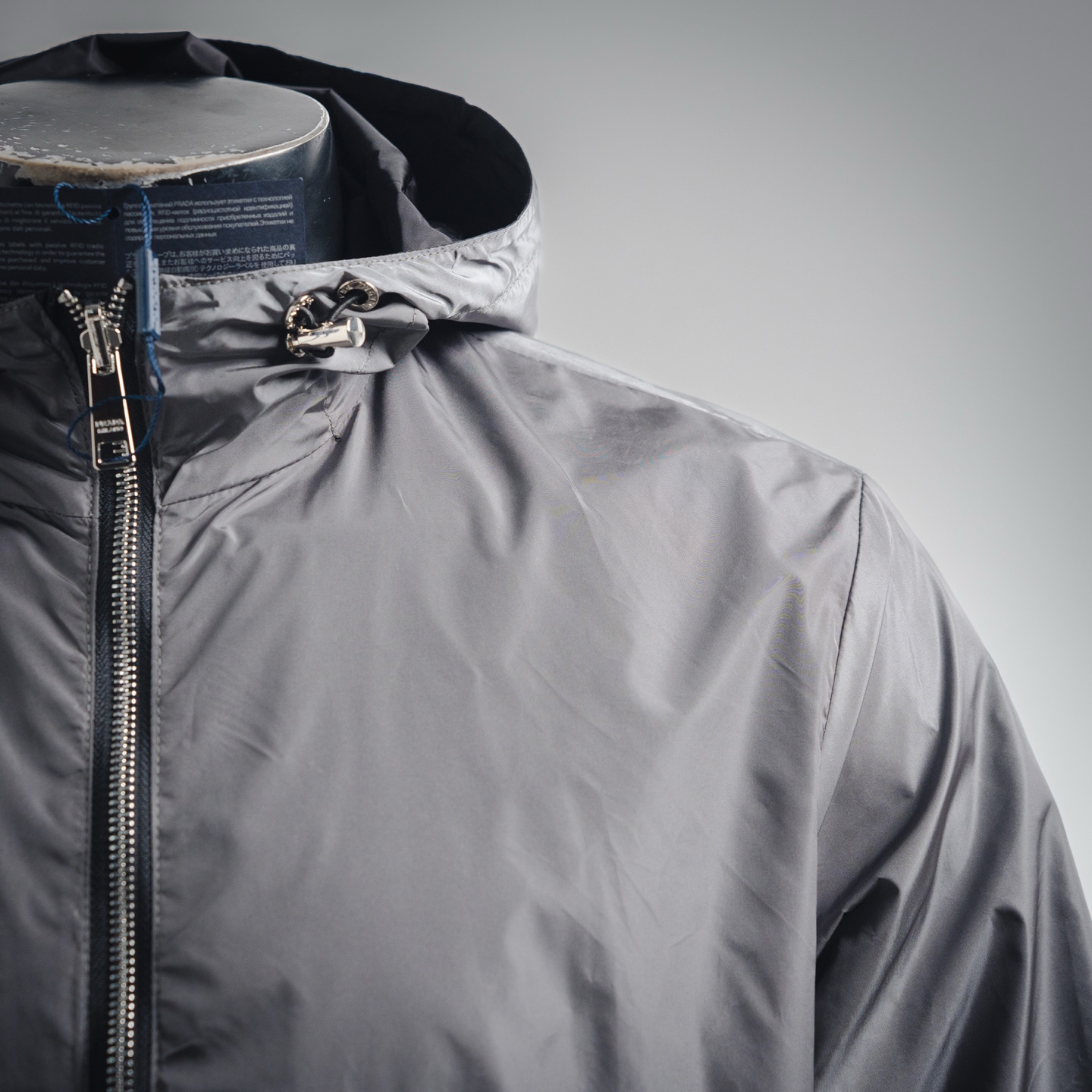 本地自取💰380 【双面穿】
Prada/普拉达2025新款手臂手袋双面夹克外套
穿上简约干练的休闲双面外套,瞬间重回时髦霸气,又是活力满满的状态。史前最流行的拉链设计,面料全部需要定制,奢华感十足。修身的剪裁体现出我们完美的体型无论胖瘦都可以轻松驾驭。超百搭款式,不挑身材的款,适合不同年龄段穿着。高街实穿款,搭配利器,男女同款
尺码:S-M-L-XL