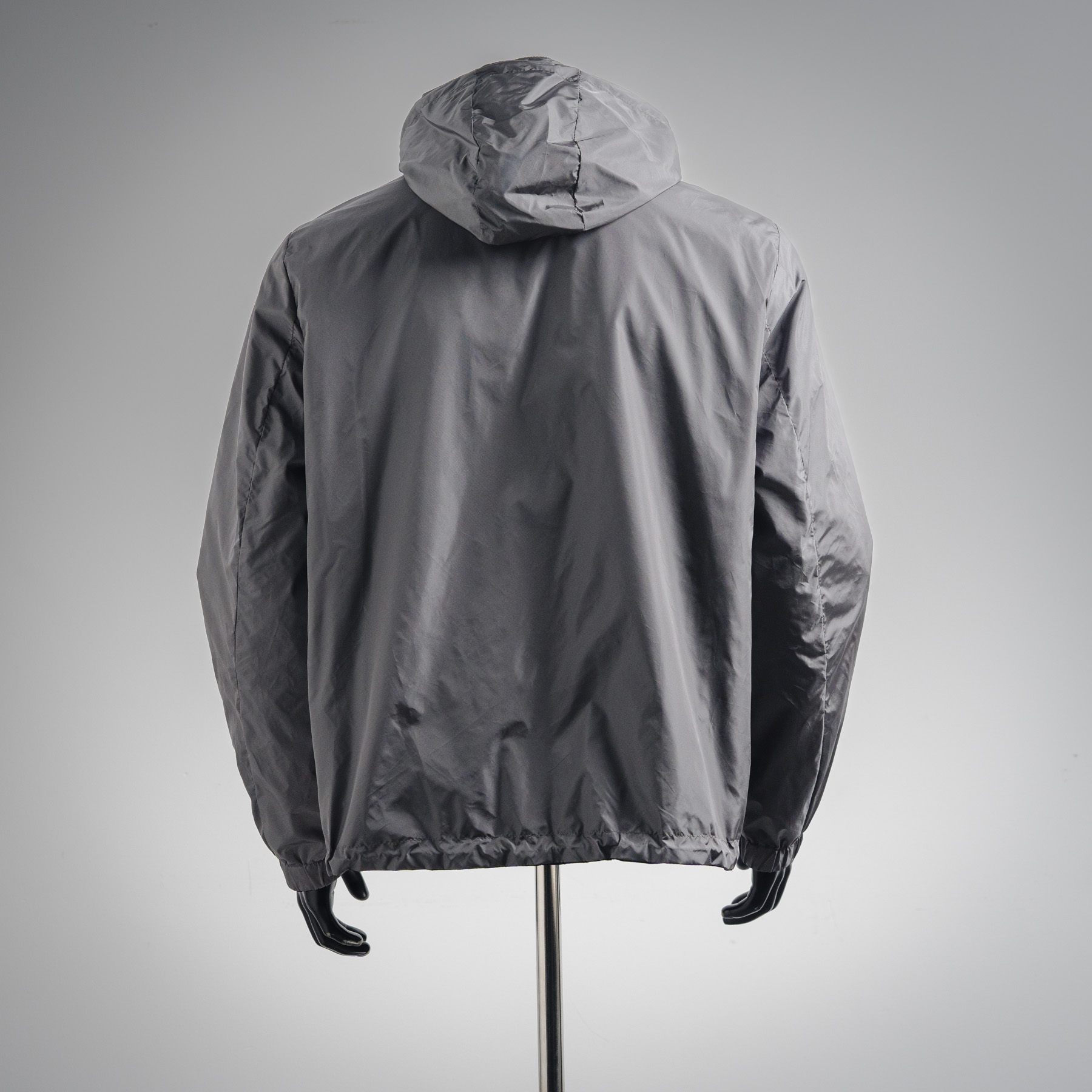 本地自取💰380 【双面穿】
Prada/普拉达2025新款手臂手袋双面夹克外套
穿上简约干练的休闲双面外套,瞬间重回时髦霸气,又是活力满满的状态。史前最流行的拉链设计,面料全部需要定制,奢华感十足。修身的剪裁体现出我们完美的体型无论胖瘦都可以轻松驾驭。超百搭款式,不挑身材的款,适合不同年龄段穿着。高街实穿款,搭配利器,男女同款
尺码:S-M-L-XL