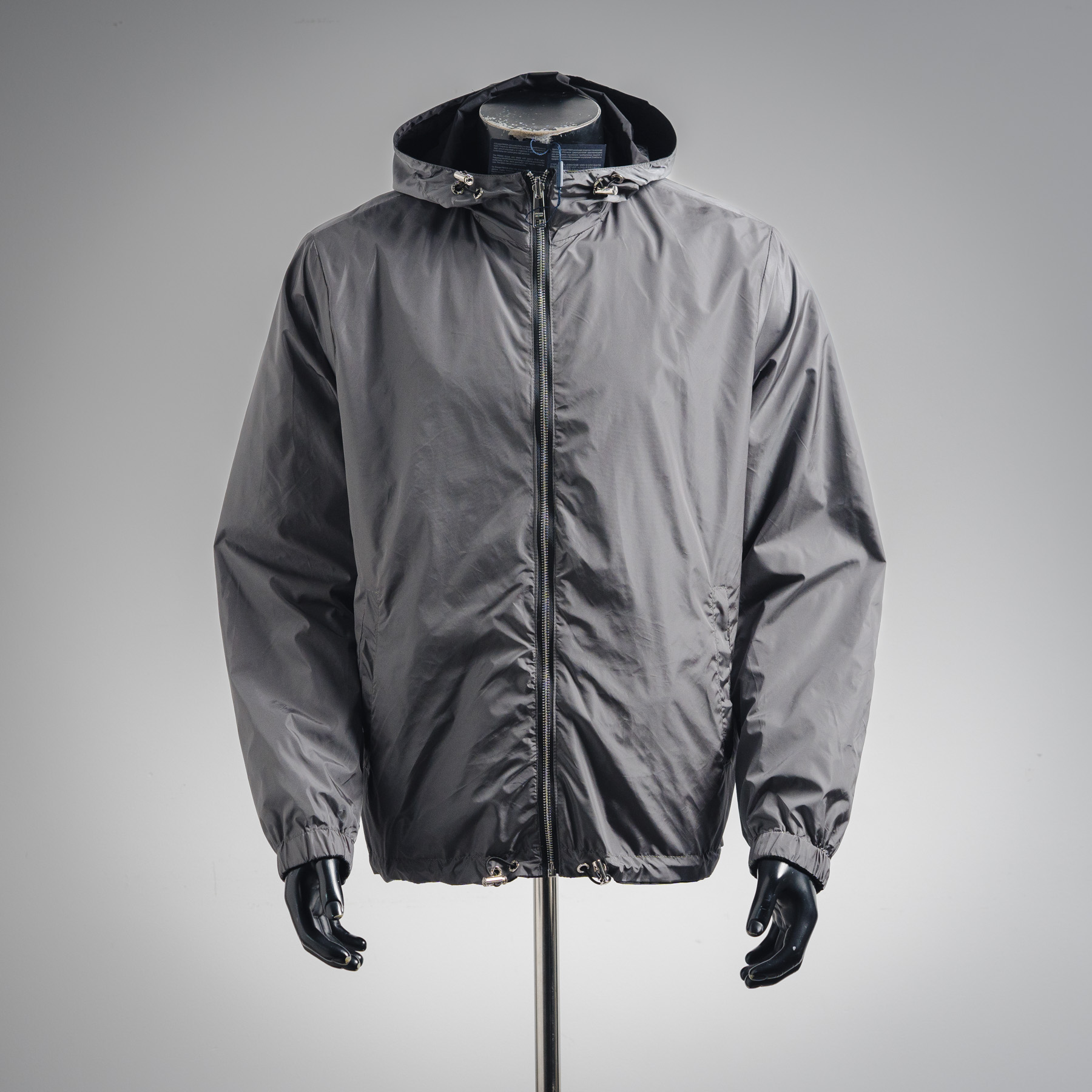 本地自取💰380 【双面穿】
Prada/普拉达2025新款手臂手袋双面夹克外套
穿上简约干练的休闲双面外套，瞬间重回时髦霸气，又是活力满满的状态。史前最流行的拉链设计，面料全部需要定制，奢华感十足。修身的剪裁体现出我们完美的体型无论胖瘦都可以轻松驾驭。超百搭款式，不挑身材的款，适合不同年龄段穿着。高街实穿款，搭配利器，男女同款

尺码：S-M-L-XL