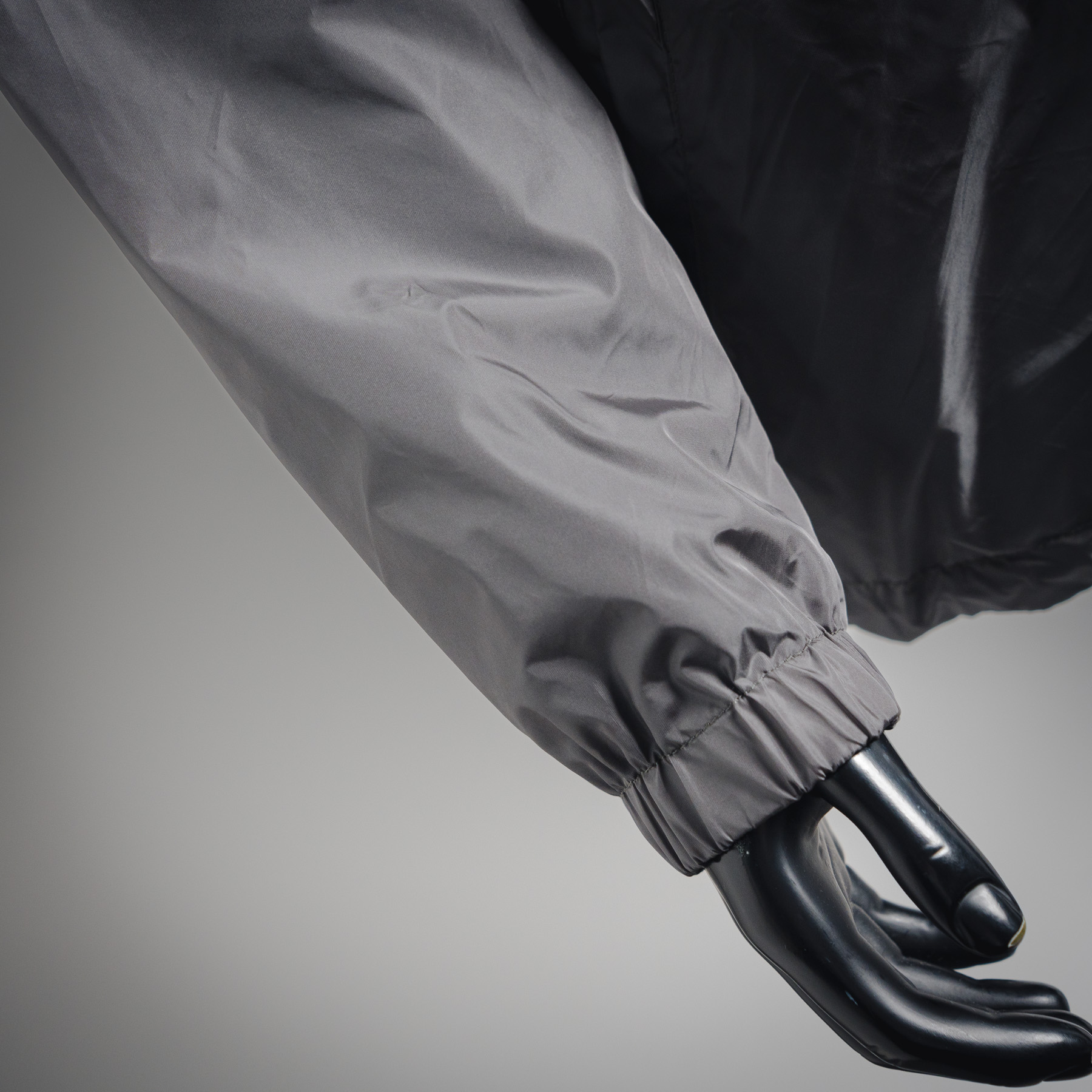 本地自取💰380 【双面穿】
Prada/普拉达2025新款手臂手袋双面夹克外套
穿上简约干练的休闲双面外套,瞬间重回时髦霸气,又是活力满满的状态。史前最流行的拉链设计,面料全部需要定制,奢华感十足。修身的剪裁体现出我们完美的体型无论胖瘦都可以轻松驾驭。超百搭款式,不挑身材的款,适合不同年龄段穿着。高街实穿款,搭配利器,男女同款
尺码:S-M-L-XL