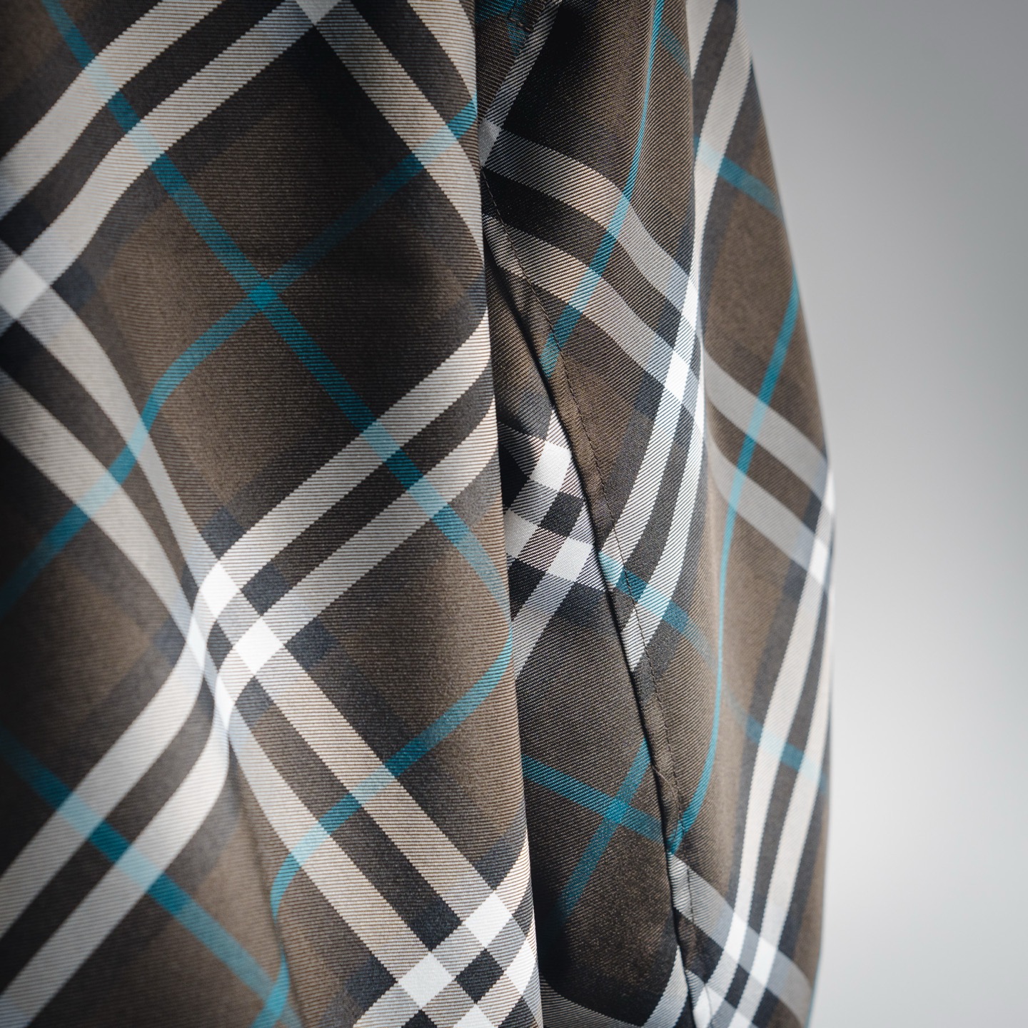 Burberry/巴宝莉 25Fw 战马绣花格纹双面拉链夹克外套
