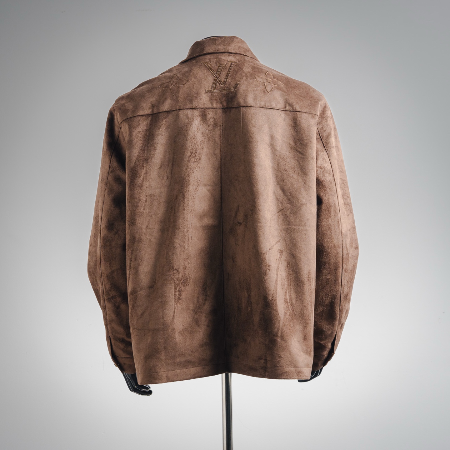 本地自取💰380
LOUIS VUITTON LV 大花刺绣麂皮外套
原版36500购入,采用法国绒定制面料,深咖色绒面布料在不同的灯光下,会呈现不同色系效果。内里定制黑色真丝里布。整件衣服,具有非常个性的特点,进口机对位绣花,门襟处左右对位细节媲美原版。定制的五金纽扣,配件手感色泽细腻光滑,低调奢华的设计。两侧双开袋衬衫小外套。男女同款。
Size:S-XL(46 48 50 52)