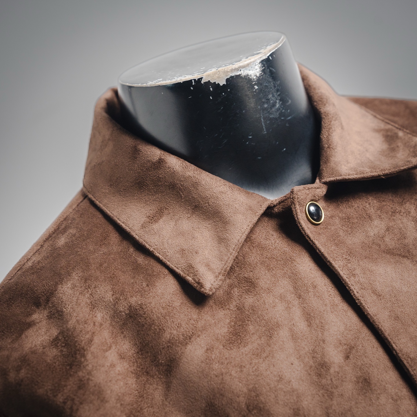 本地自取💰380
LOUIS VUITTON LV 大花刺绣麂皮外套
原版36500购入,采用法国绒定制面料,深咖色绒面布料在不同的灯光下,会呈现不同色系效果。内里定制黑色真丝里布。整件衣服,具有非常个性的特点,进口机对位绣花,门襟处左右对位细节媲美原版。定制的五金纽扣,配件手感色泽细腻光滑,低调奢华的设计。两侧双开袋衬衫小外套。男女同款。
Size:S-XL(46 48 50 52)