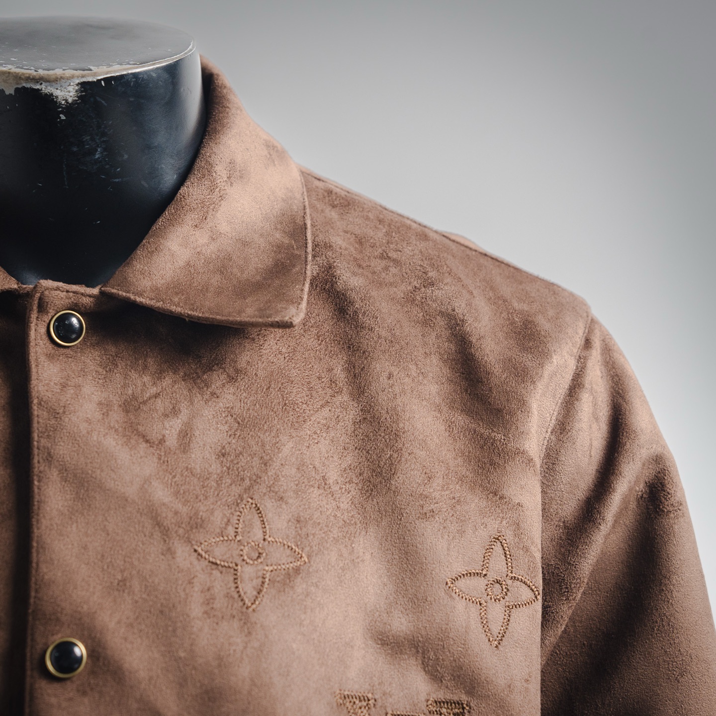 本地自取💰380
LOUIS VUITTON LV 大花刺绣麂皮外套
原版36500购入,采用法国绒定制面料,深咖色绒面布料在不同的灯光下,会呈现不同色系效果。内里定制黑色真丝里布。整件衣服,具有非常个性的特点,进口机对位绣花,门襟处左右对位细节媲美原版。定制的五金纽扣,配件手感色泽细腻光滑,低调奢华的设计。两侧双开袋衬衫小外套。男女同款。
Size:S-XL(46 48 50 52)