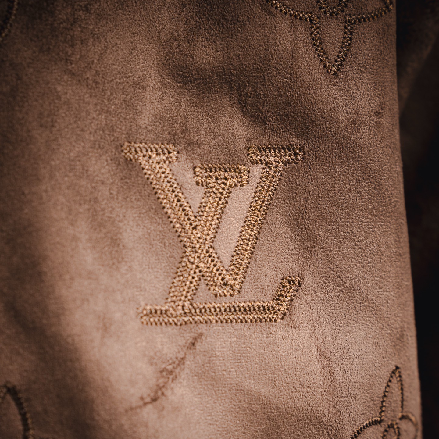 本地自取💰380
LOUIS VUITTON LV 大花刺绣麂皮外套
原版36500购入,采用法国绒定制面料,深咖色绒面布料在不同的灯光下,会呈现不同色系效果。内里定制黑色真丝里布。整件衣服,具有非常个性的特点,进口机对位绣花,门襟处左右对位细节媲美原版。定制的五金纽扣,配件手感色泽细腻光滑,低调奢华的设计。两侧双开袋衬衫小外套。男女同款。
Size:S-XL(46 48 50 52)