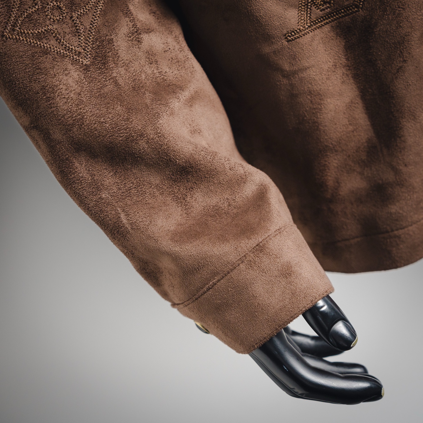 本地自取💰380
LOUIS VUITTON LV 大花刺绣麂皮外套
原版36500购入,采用法国绒定制面料,深咖色绒面布料在不同的灯光下,会呈现不同色系效果。内里定制黑色真丝里布。整件衣服,具有非常个性的特点,进口机对位绣花,门襟处左右对位细节媲美原版。定制的五金纽扣,配件手感色泽细腻光滑,低调奢华的设计。两侧双开袋衬衫小外套。男女同款。
Size:S-XL(46 48 50 52)