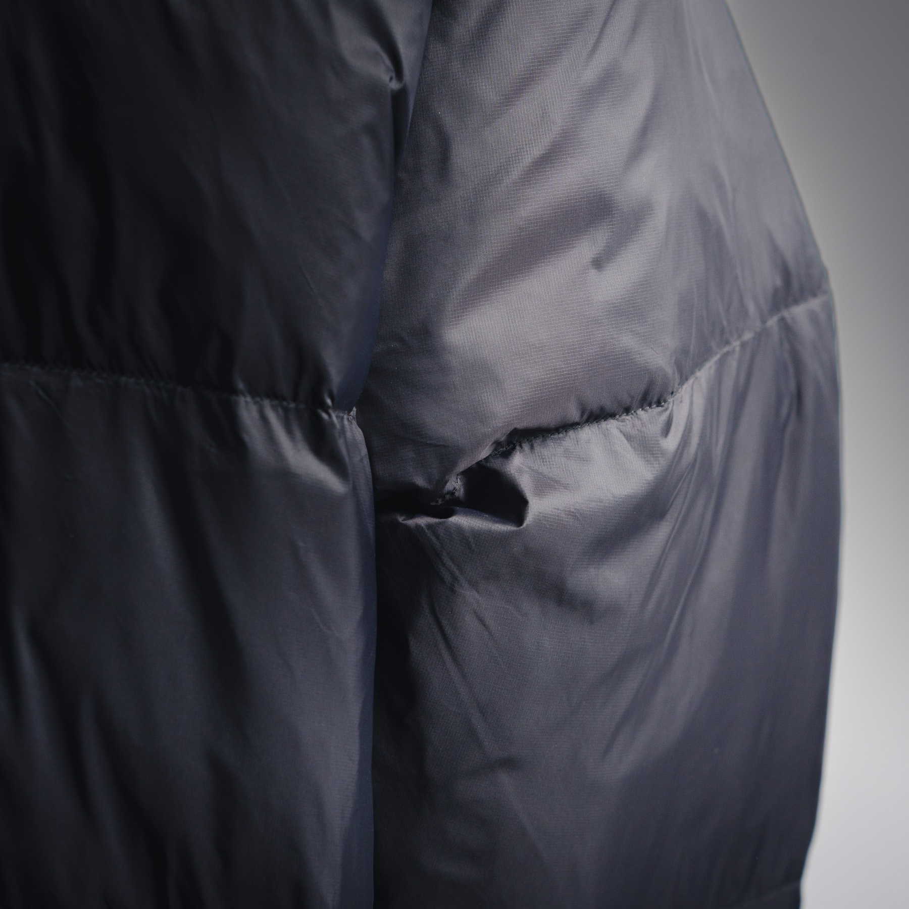 本地自取💰500
Stussy斯图西 Micro Ripstop Down Parka纯色拉链连帽羽绒服
Stussy 男女同款羽绒服 巨蓬松巨保暖巨好看~ 得物在售5000+
采用新国标90白鸭绒填充 充绒高达650克 均匀饱满 蓬松度拉满 定制五金辅料细节 面料压光压皱防钻绒 胸前LOGO印花不掉色 原版开发 还原一致
黑粉为22FW爆款 一货难求 ,黑灰色为23FW新款配色,今年最火面包服 两色都超级好看 搭配情侣装无敌 保暖程度强过大鹅蒙口 东北零下30度无压力
-颜色:黑粉/黑灰
-尺码:S-XL