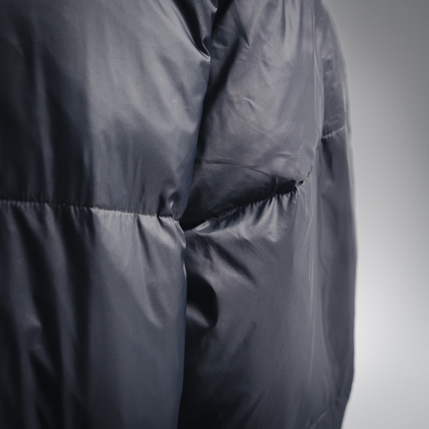 本地自取💰500
Stussy斯图西 Micro Ripstop Down Parka纯色拉链连帽羽绒服
Stussy 男女同款羽绒服 巨蓬松巨保暖巨好看~ 得物在售5000+
采用新国标90白鸭绒填充 充绒高达650克 均匀饱满 蓬松度拉满 定制五金辅料细节 面料压光压皱防钻绒 胸前LOGO印花不掉色 原版开发 还原一致
黑粉为22FW爆款 一货难求 ,黑灰色为23FW新款配色,今年最火面包服 两色都超级好看 搭配情侣装无敌 保暖程度强过大鹅蒙口 东北零下30度无压力
-颜色:黑粉/黑灰
-尺码:S-XL