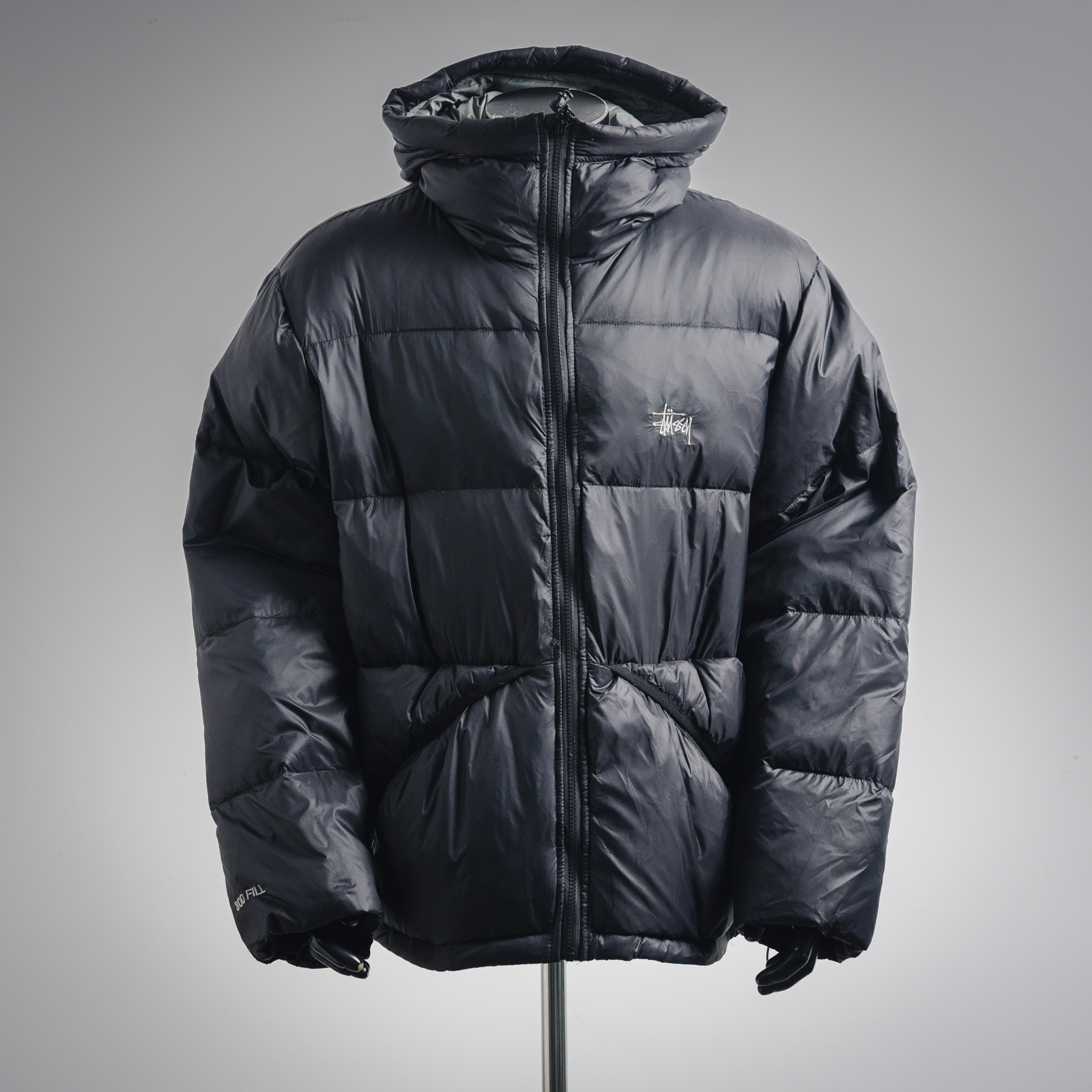 本地自取💰500
Stussy斯图西 Micro Ripstop Down Parka纯色拉链连帽羽绒服
Stussy 男女同款羽绒服 巨蓬松巨保暖巨好看~ 得物在售5000+
采用新国标90白鸭绒填充 充绒高达650克 均匀饱满 蓬松度拉满 定制五金辅料细节 面料压光压皱防钻绒 胸前LOGO印花不掉色 原版开发 还原一致
黑粉为22FW爆款 一货难求 ,黑灰色为23FW新款配色,今年最火面包服 两色都超级好看 搭配情侣装无敌 保暖程度强过大鹅蒙口 东北零下30度无压力
-颜色:黑粉/黑灰
-尺码:S-XL