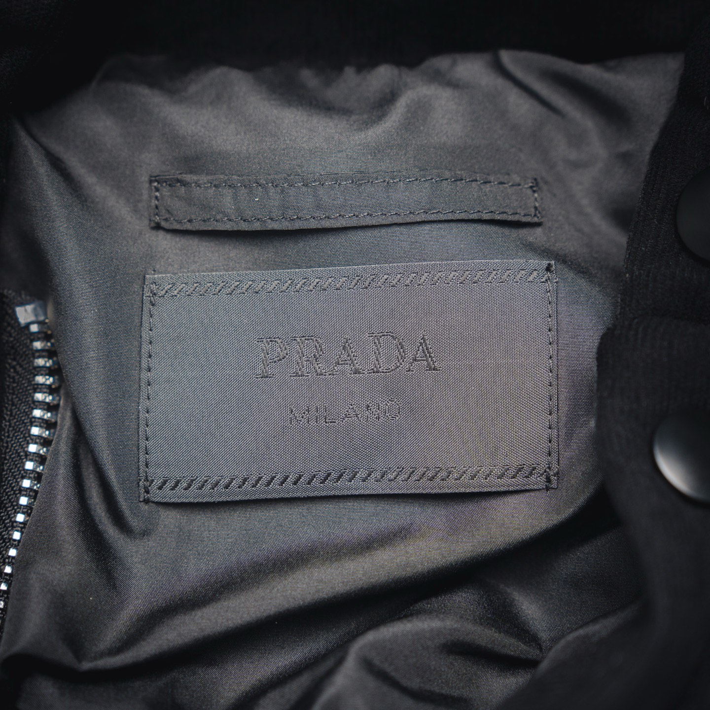 Prada普拉达25ss新款三角标灯芯可拆卸羽绒服