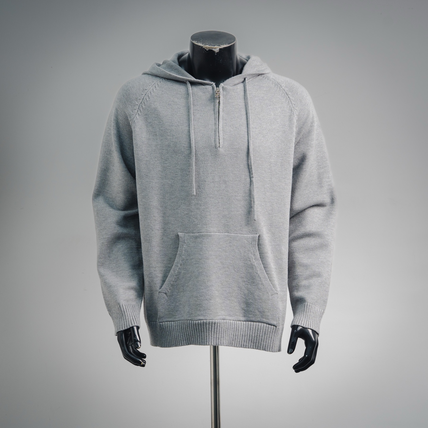 Chrome Hearts CH 克罗心CH/贴布皮标针织连帽毛衣 订购原版开模 历时一个月终于出货了,简直太爱了 上身真的超级帅.随意翻翻街拍 就能发现明星们都把它当作收藏级的毛衣,男女轻奢主义通勤必备单品.开发全网最高版本 从打版到做货耗时1个月,订制定制全套辅料,高端大气 档次十足! 整件衣服为纯棉针织毛线进口机织 颜色:灰色