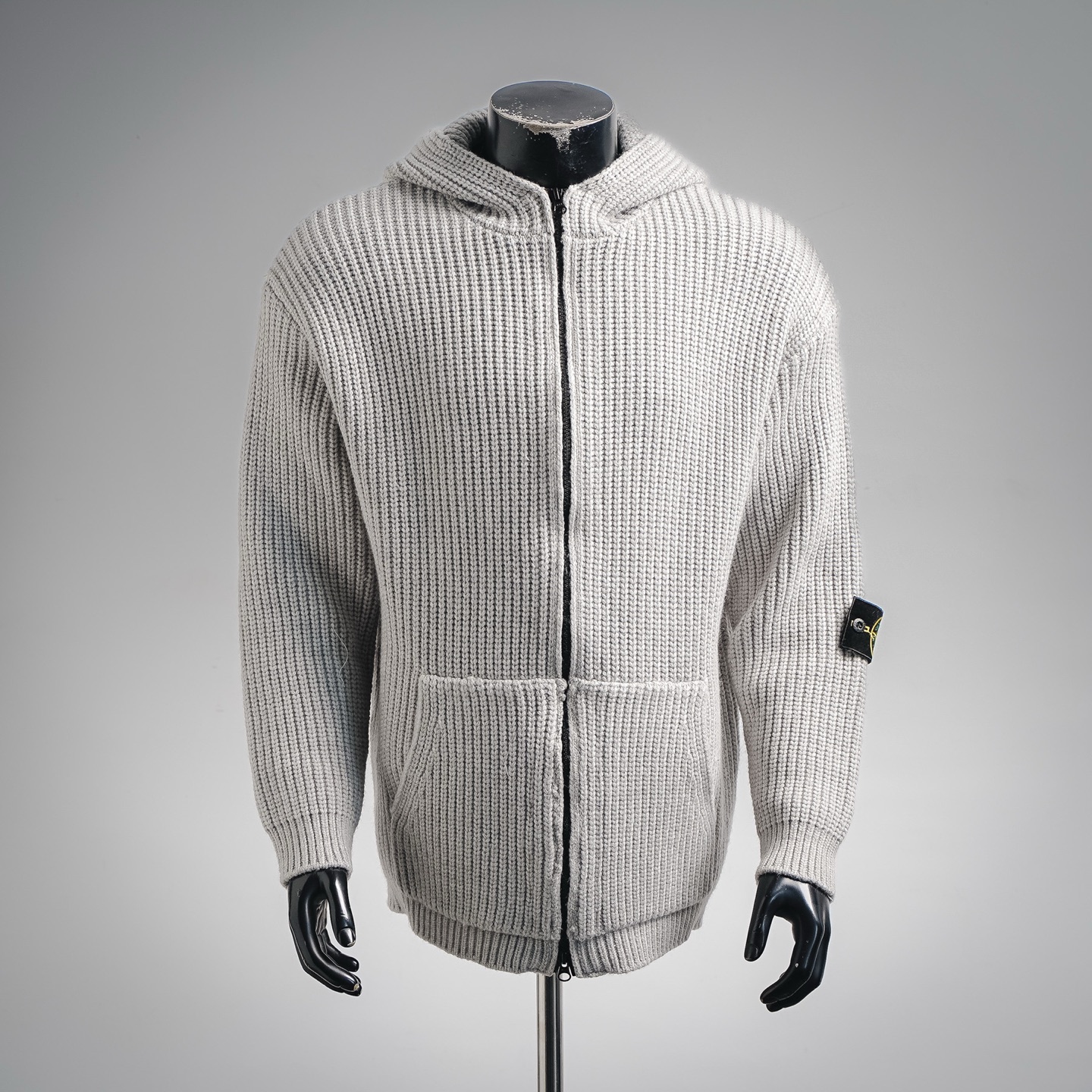 本地自取💰380
Stone island 石头岛25ss粗针羊绒拉链连帽开衫
原19,800购入，历时开发2个月，定制订纺粗纺羊绒面料，并经过柔顺处理，亲肤不扎，颜色历经3次染色，力求达到原版颜色效果。袖标图案绣花采用对板定染哑光绣花线搭配挨针绣工艺，图案采用田岛机万针刺绣，精细针法绵密，无连线，图案清晰且线条感和立体感强，丰富整体画面空间层次。横机织片采用进口三针超粗针型，采用定制拉链，价格昂贵，为达效果不计成本，整衣克重达到1400克，三标辅料配套齐全。 
Size:S-M-L-XL