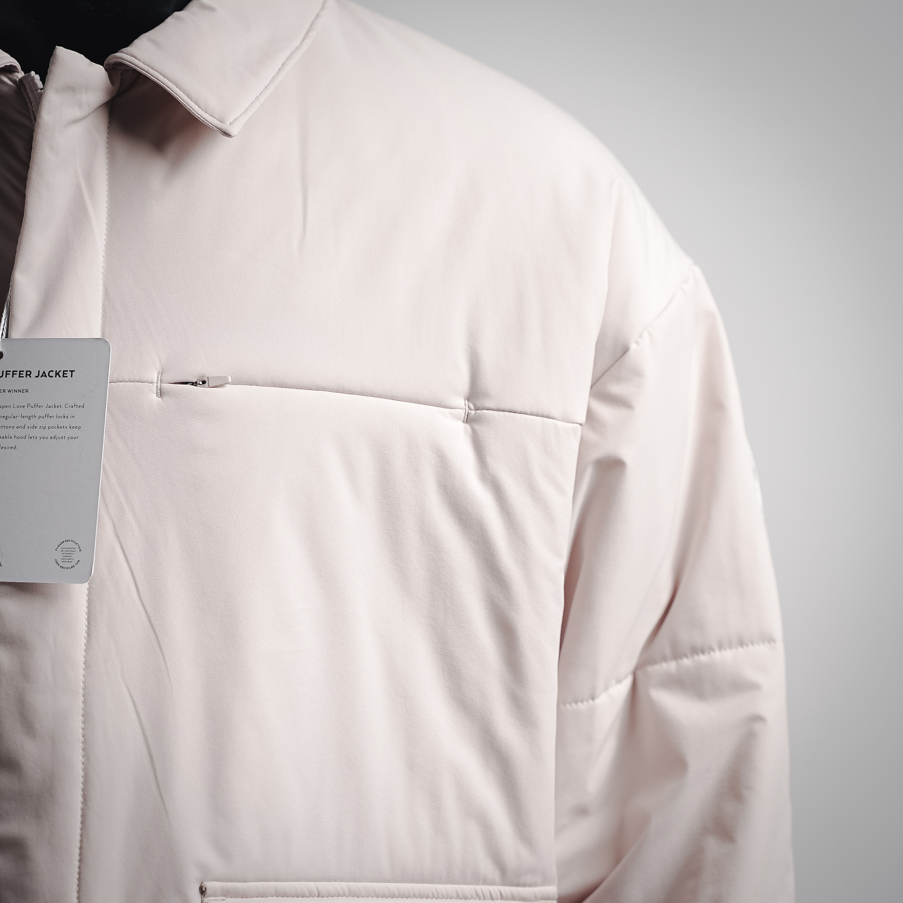 本地自取💰280
𝐀𝐥𝐨 𝐘𝐨𝐠𝐚 翻领工装口袋款羽绒棉服

-

北美断货王🤞🏻
𝐀𝐥𝐨这款太戳我
版型宽松但不臃肿 保暖性拉满
细节也很在线 袖口的小标低调有质感
没人能拒绝这种软乎乎的棉服

𝐒𝐢𝐳𝐞 : 𝐗𝐒 - 2𝐗𝐋