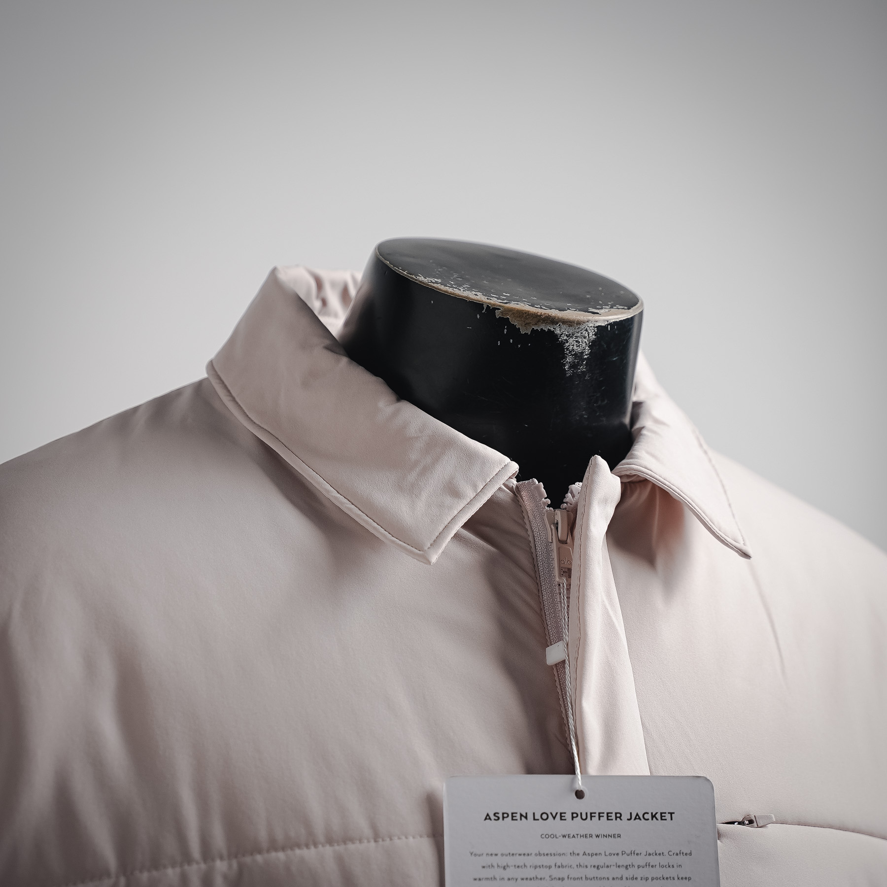 本地自取💰280
𝐀𝐥𝐨 𝐘𝐨𝐠𝐚 翻领工装口袋款羽绒棉服

-

北美断货王🤞🏻
𝐀𝐥𝐨这款太戳我
版型宽松但不臃肿 保暖性拉满
细节也很在线 袖口的小标低调有质感
没人能拒绝这种软乎乎的棉服

𝐒𝐢𝐳𝐞 : 𝐗𝐒 - 2𝐗𝐋