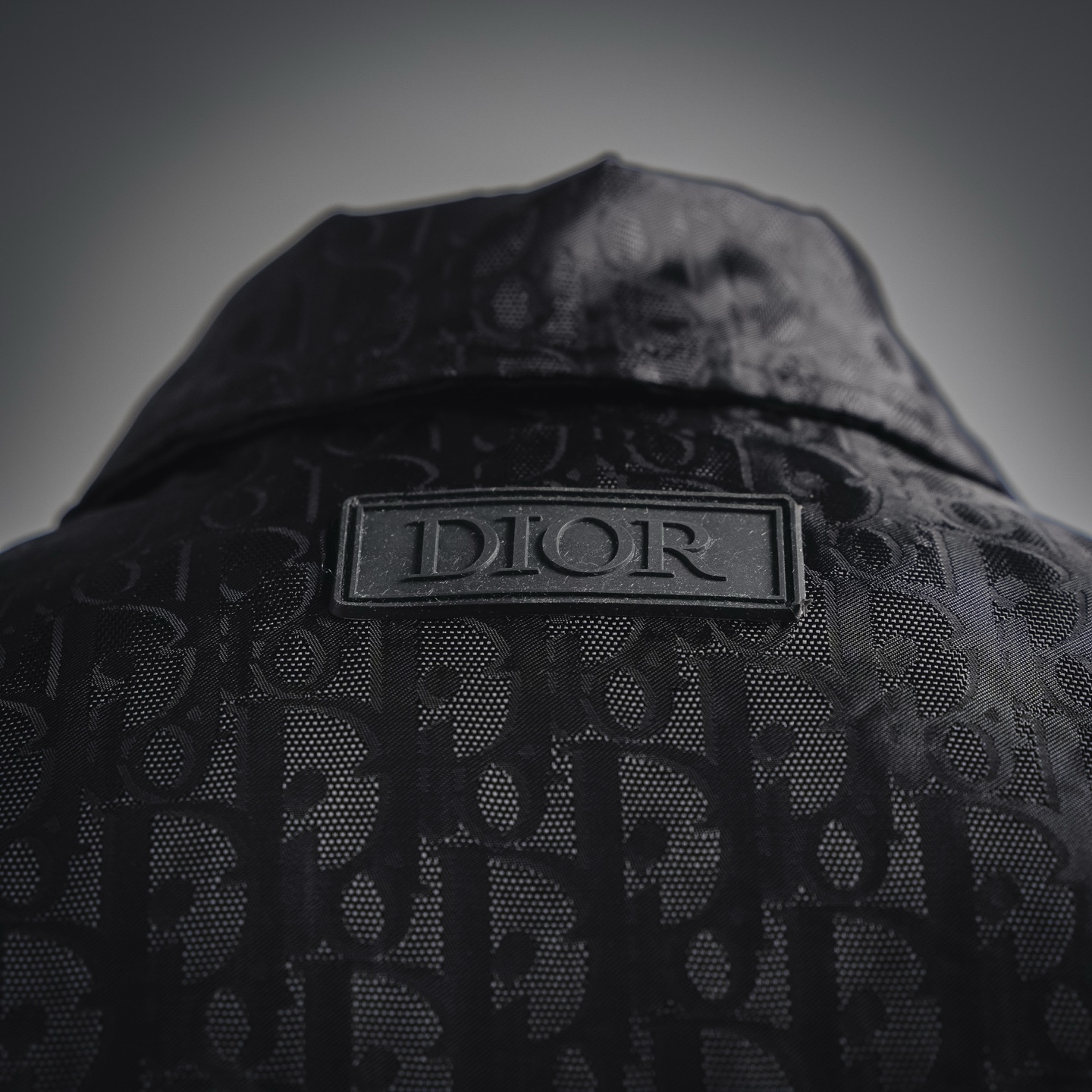 (官网1:1原单品质) Dior迪奥CD 26FW 暗纹提花翻领按扣羽绒服-Chinese UA Cheap High Quatity Brand Clothes Bags handbags Sneakers wholesale wholesaler seller from China Factory suppliers Fashion Clothing Shoes best Quality Beautiful Price (官网1:1原单品质) Dior迪奥CD 26FW 暗纹提花翻领按扣羽绒服