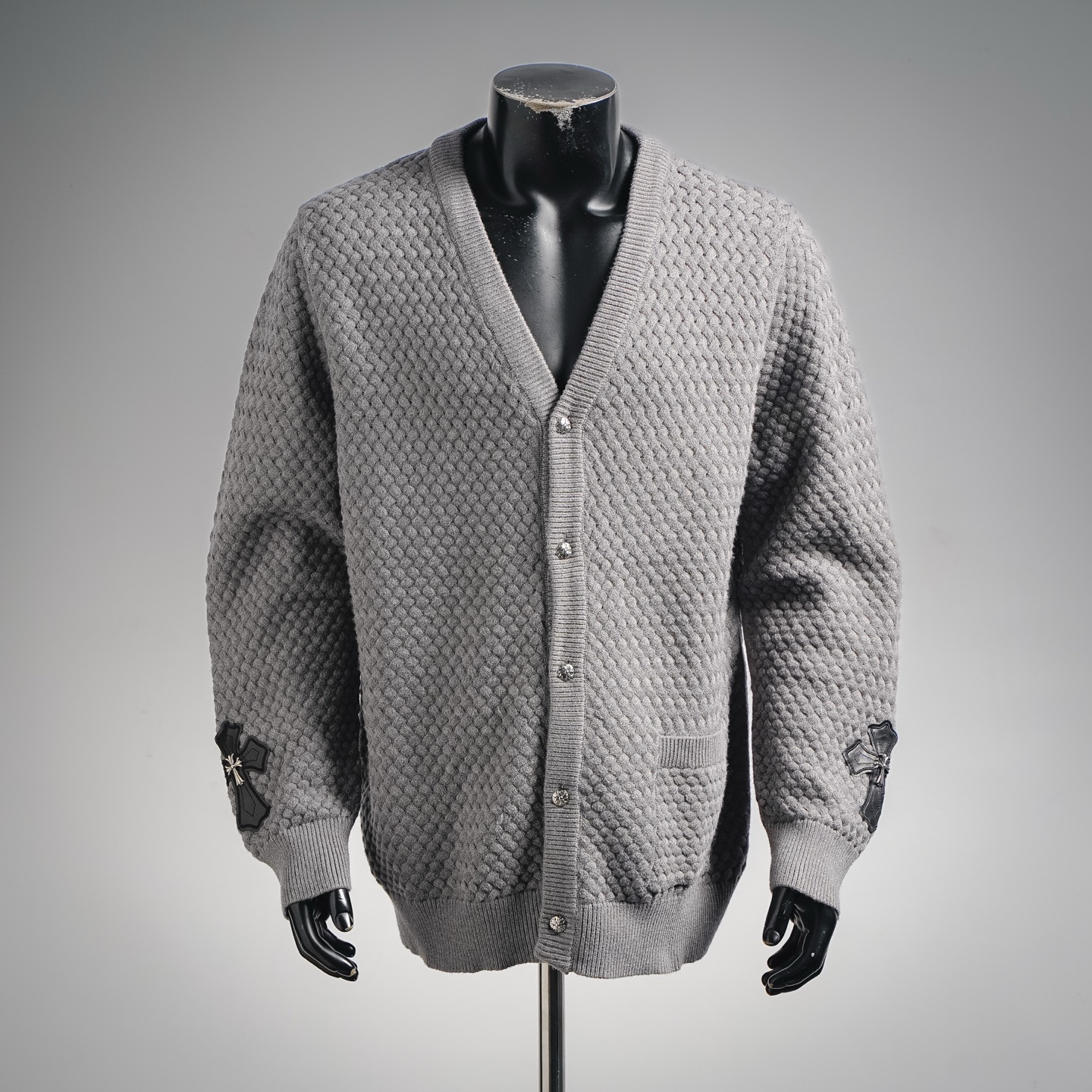 Chrome Hearts克罗心 CH/贴布皮标针织开衫毛衣 订购原版开模 历时一个月终于出货了,简直太爱了 上身真的超级帅.随意翻翻街拍 就能发现明星们都把它当作收藏级的毛衣,男女轻奢主义通勤必备单品.开发全网最高版本 从打版到做货耗时1个月,订制定制全套辅料,高端大气 档次十足! 整件衣服为纯棉针织毛线进口机织 颜色:灰色