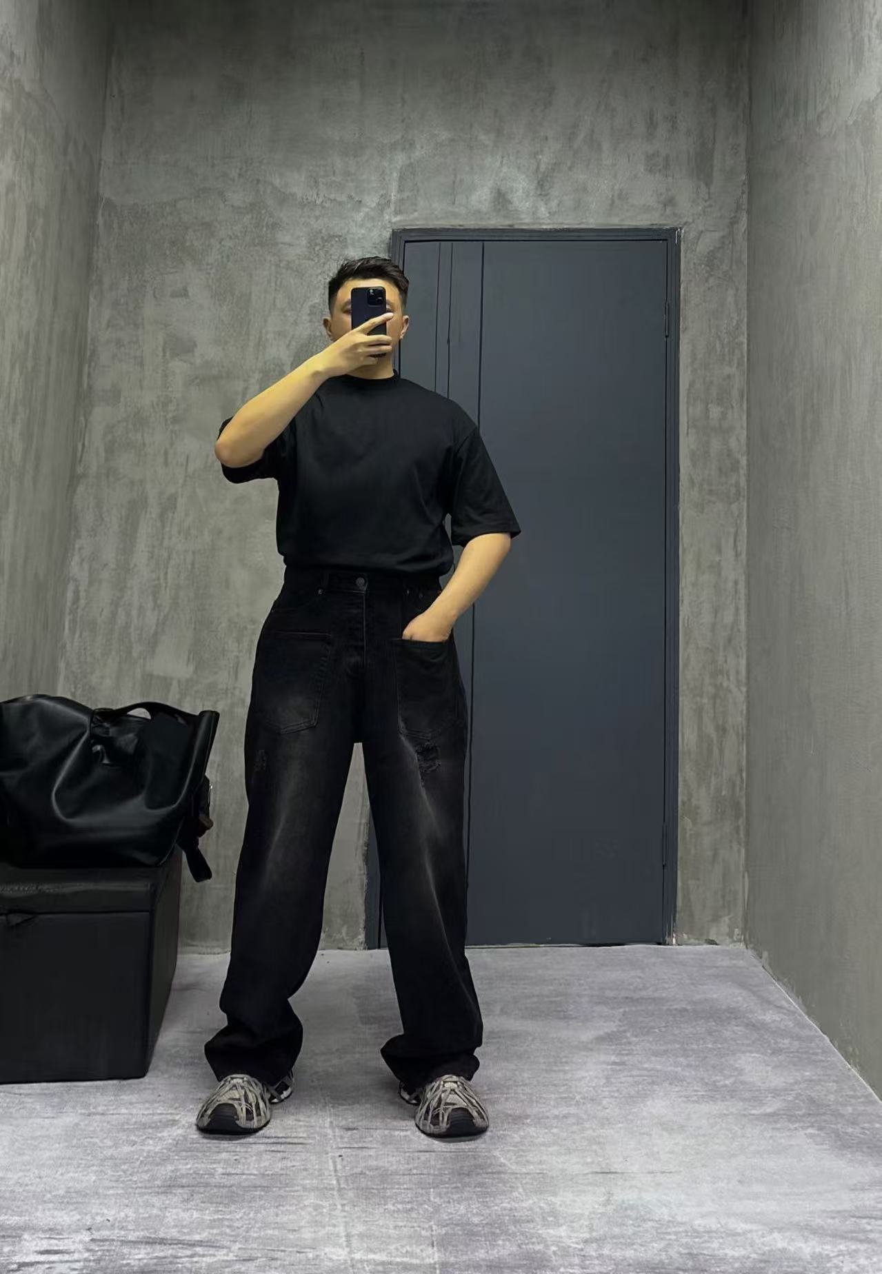 Balenciaga24ss新款反转口袋牛仔裤黑色水洗挑破工艺牛仔长裤 上身集合