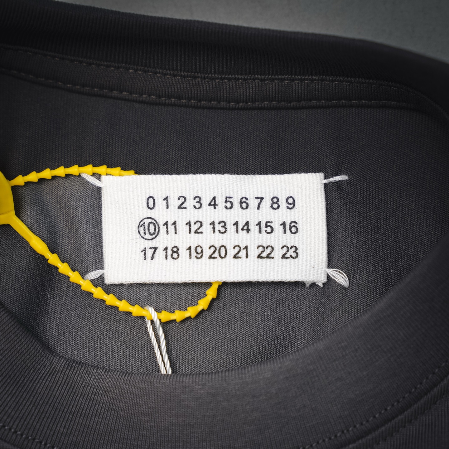 Maison Margiela/马吉拉 M6 刺绣数字LOGO短袖T恤-Chinese UA Cheap High Quatity Brand Clothes Bags handbags Sneakers wholesale wholesaler seller from China Factory suppliers Fashion Clothing Shoes best Quality Beautiful Price Maison Margiela/马吉拉 M6 刺绣数字LOGO短袖T恤