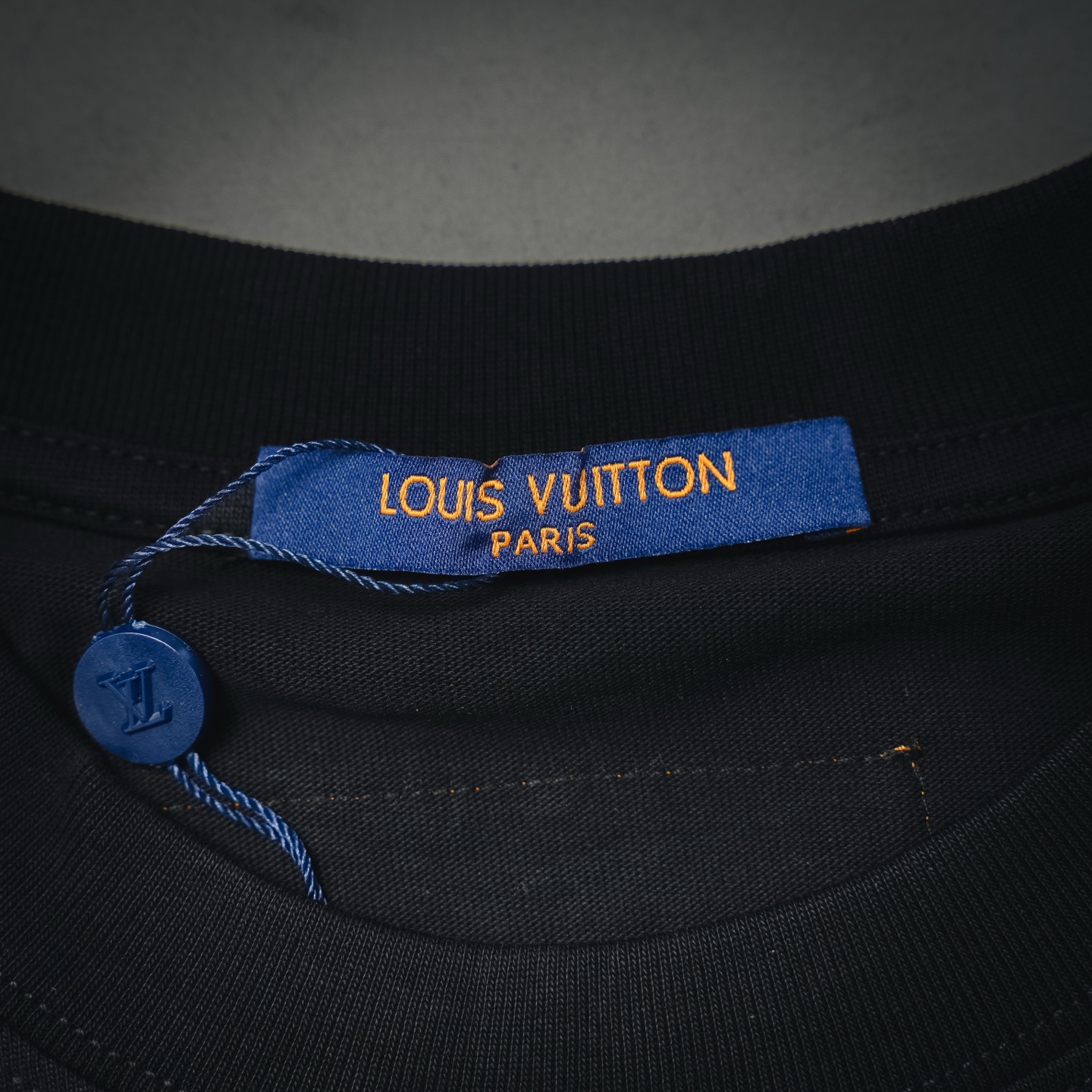 Louis Vuitton 重工刺绣彩虹logo短袖T恤 黑色 白色-莆田鞋,莆田鞋货源,高仿鞋,高仿鞋货源,安福档口,莆田高仿鞋,莆田鞋批发,高仿鞋批发,莆田高仿运动鞋,高仿运动鞋,莆田运动鞋 Louis Vuitton 重工刺绣彩虹logo短袖T恤 黑色 白色