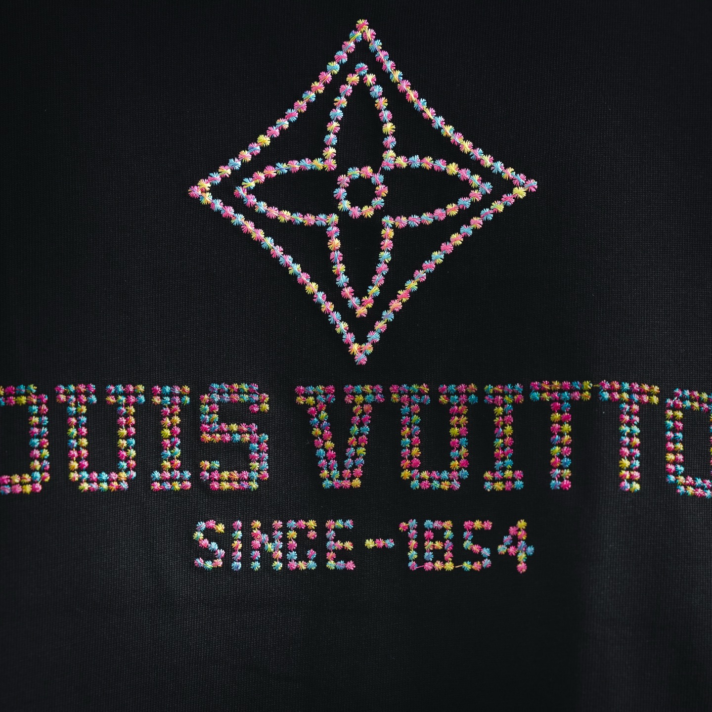 Louis Vuitton 重工刺绣彩虹logo短袖T恤 黑色 白色-莆田鞋,莆田鞋货源,高仿鞋,高仿鞋货源,安福档口,莆田高仿鞋,莆田鞋批发,高仿鞋批发,莆田高仿运动鞋,高仿运动鞋,莆田运动鞋 Louis Vuitton 重工刺绣彩虹logo短袖T恤 黑色 白色