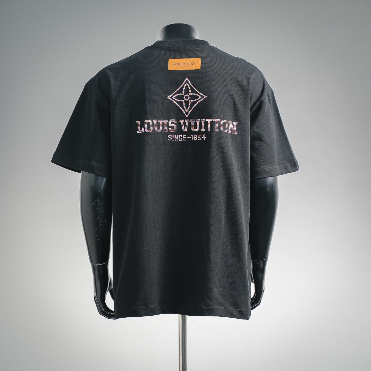 Louis Vuitton 重工刺绣彩虹logo短袖T恤 黑色 白色-莆田鞋,莆田鞋货源,高仿鞋,高仿鞋货源,安福档口,莆田高仿鞋,莆田鞋批发,高仿鞋批发,莆田高仿运动鞋,高仿运动鞋,莆田运动鞋 Louis Vuitton 重工刺绣彩虹logo短袖T恤 黑色 白色