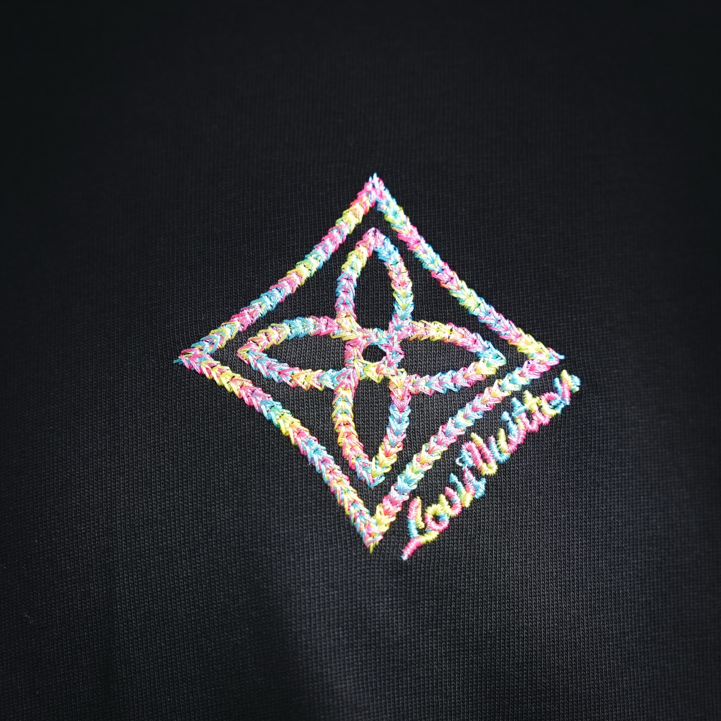 Louis Vuitton 重工刺绣彩虹logo短袖T恤 黑色 白色-莆田鞋,莆田鞋货源,高仿鞋,高仿鞋货源,安福档口,莆田高仿鞋,莆田鞋批发,高仿鞋批发,莆田高仿运动鞋,高仿运动鞋,莆田运动鞋 Louis Vuitton 重工刺绣彩虹logo短袖T恤 黑色 白色