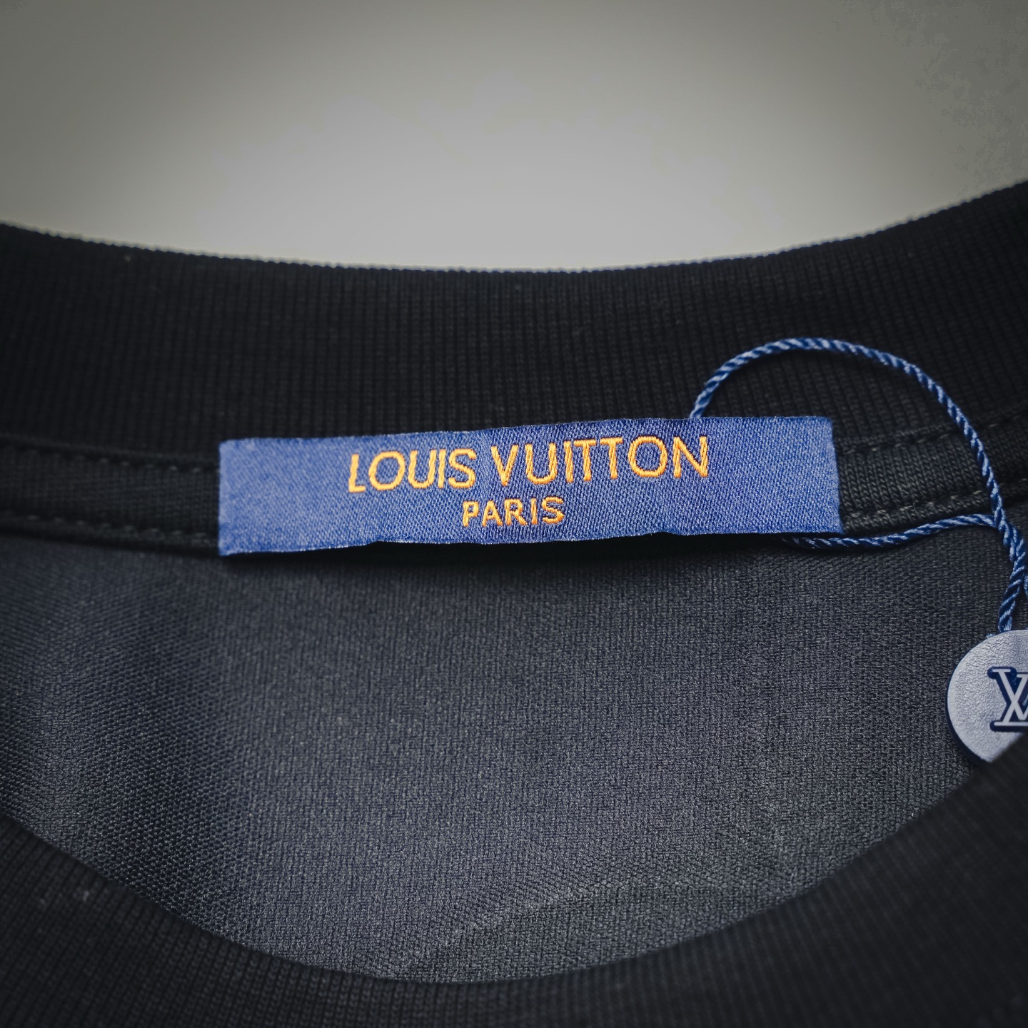 Louis Vuitton 刺绣三花logo短袖T恤-Chinese wholesaler seller Clothes Bags handbags wholesale Shoes High Quatity wholesaler seller Cheap Sneakers from China Factory Chinese suppliers china wholesale clothing wholesaler seller Louis Vuitton 刺绣三花logo短袖T恤