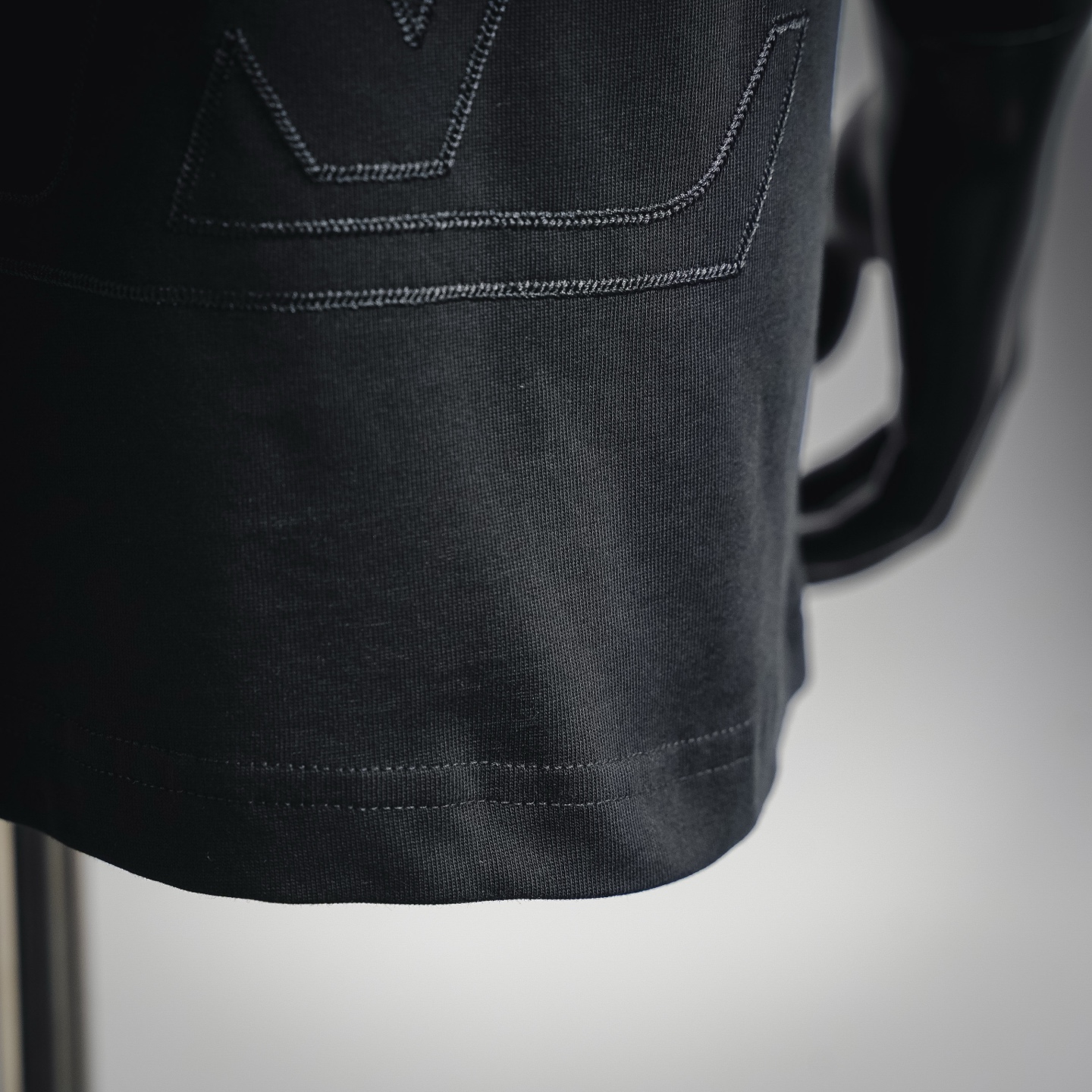Louis Vuitton 刺绣三花logo短袖T恤-Chinese wholesaler seller Clothes Bags handbags wholesale Shoes High Quatity wholesaler seller Cheap Sneakers from China Factory Chinese suppliers china wholesale clothing wholesaler seller Louis Vuitton 刺绣三花logo短袖T恤