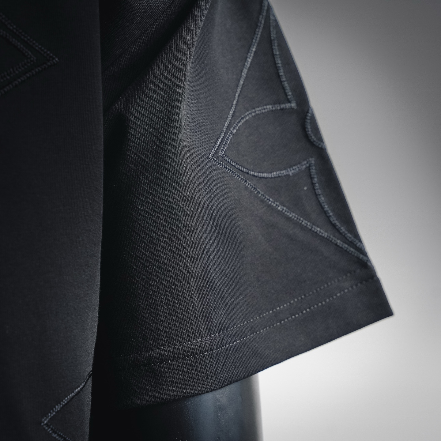 Louis Vuitton 刺绣三花logo短袖T恤-Chinese wholesaler seller Clothes Bags handbags wholesale Shoes High Quatity wholesaler seller Cheap Sneakers from China Factory Chinese suppliers china wholesale clothing wholesaler seller Louis Vuitton 刺绣三花logo短袖T恤