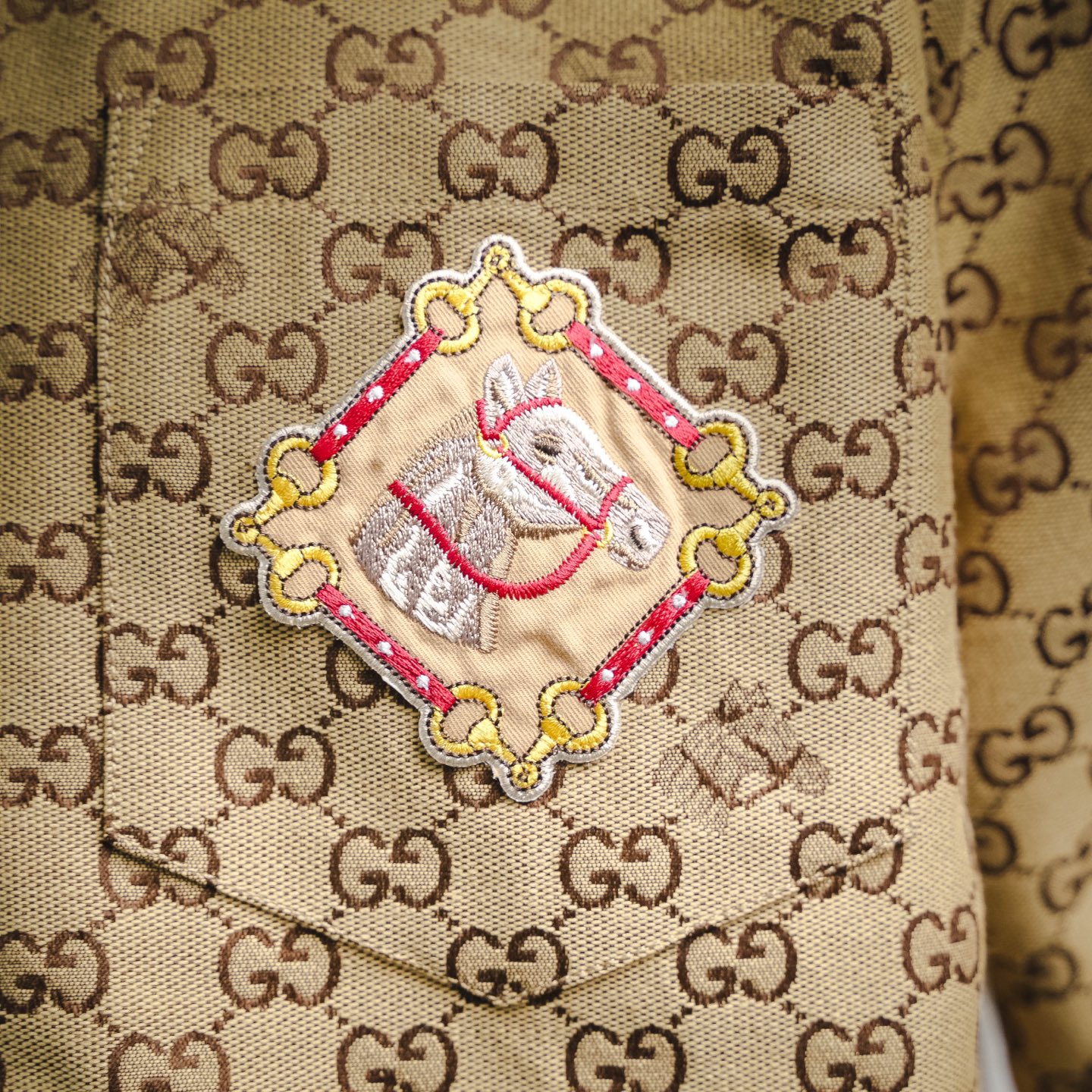 GUCCI古驰 经典GG老花刺绣马年徽章古巴领短袖衬衫-Chinese UA Cheap High Quatity Brand Clothes Bags handbags Sneakers wholesale wholesaler seller from China Factory suppliers Fashion Clothing Shoes best Quality Beautiful Price GUCCI古驰 经典GG老花刺绣马年徽章古巴领短袖衬衫