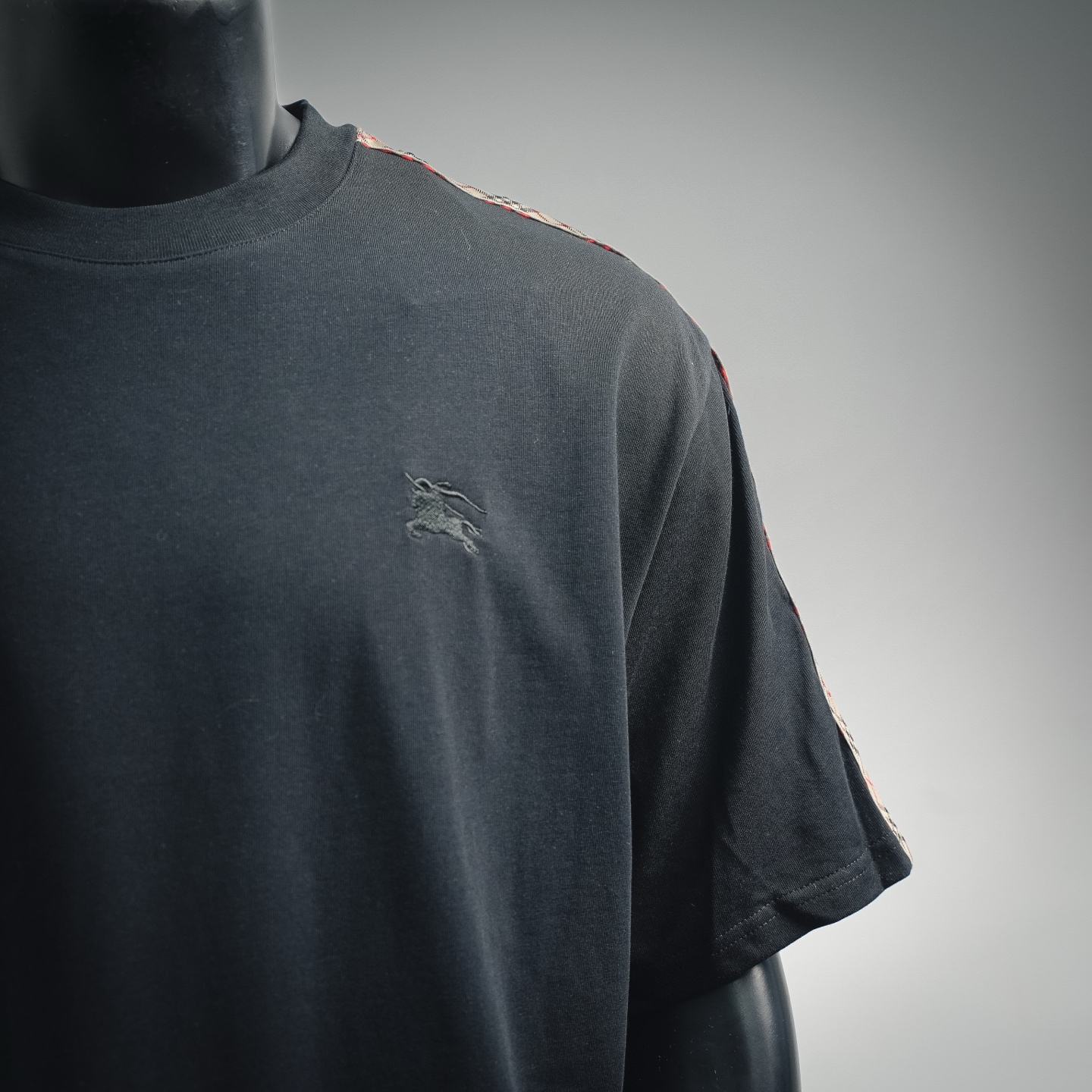 Burberry巴宝莉经典格纹织带拉肩战马刺绣短袖T恤-Top High Quatity Cheap Sneakers Fashion Clothing Clothes Bags handbags Shoes of all Brand wholesale With The best Quality And Beautiful Price from China Factory Chinese suppliers wholesaler seller Burberry巴宝莉经典格纹织带拉肩战马刺绣短袖T恤