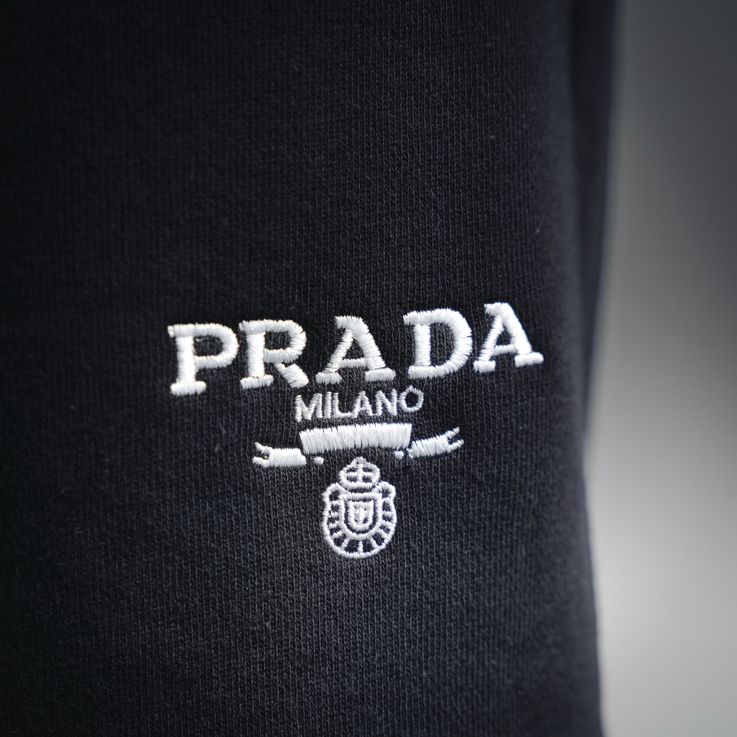 Prada 普拉达 刺绣logo抽绳短裤 经典黑色系短裤