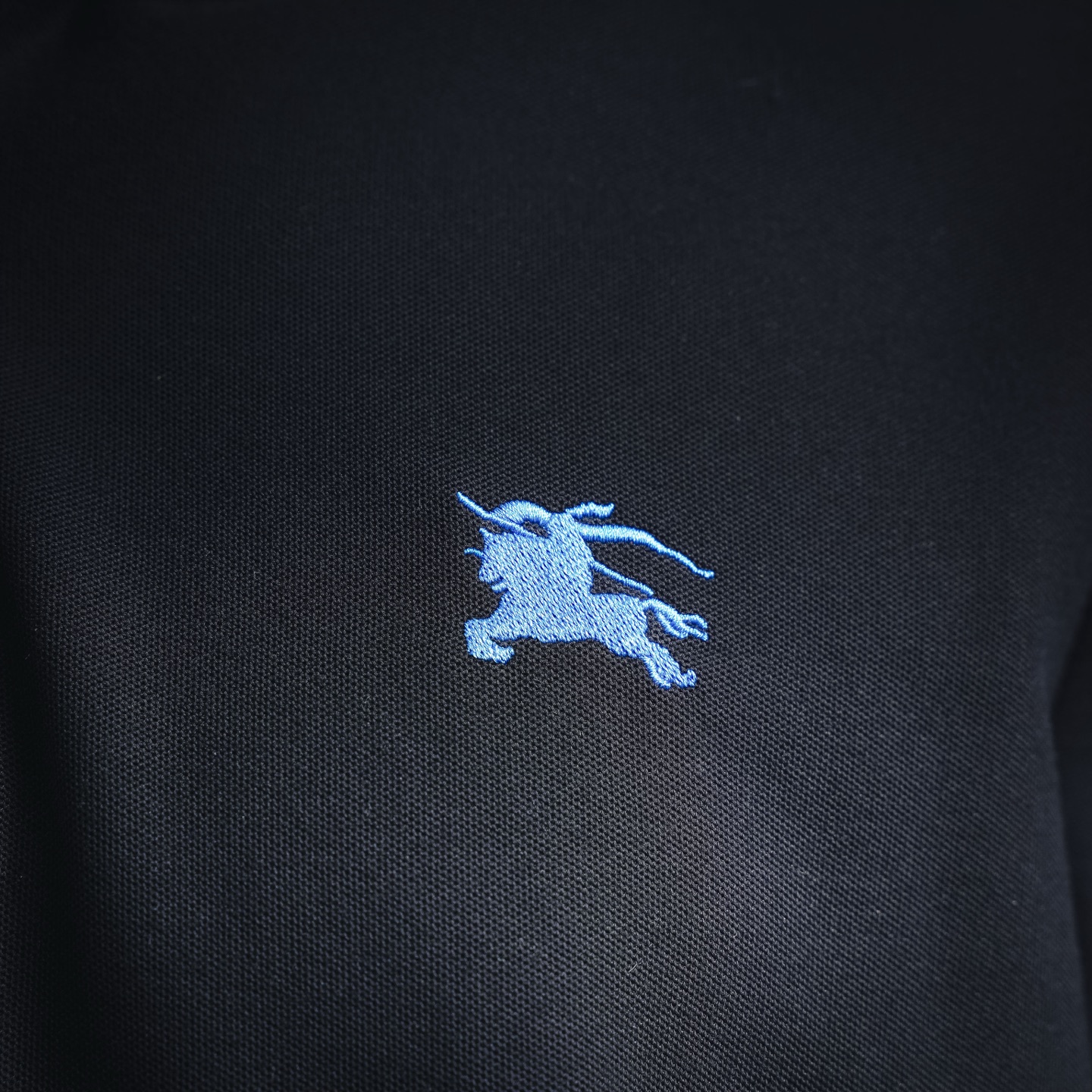 Burberry巴宝莉经典战马刺绣短袖Polo衫 黑色 白色-Chinese UA Cheap High Quatity Brand Clothes Bags handbags Sneakers wholesale wholesaler seller from China Factory suppliers Fashion Clothing Shoes best Quality Beautiful Price Burberry巴宝莉经典战马刺绣短袖Polo衫 黑色 白色