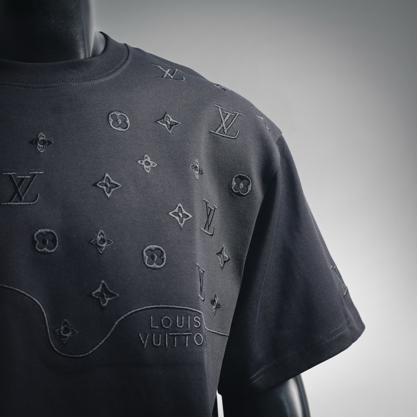 Louis Vuitton LV刺绣暗纹老花logo短袖T恤-Top High Quatity Cheap Sneakers Fashion Clothing Clothes Bags handbags Shoes of all Brand wholesale With The best Quality And Beautiful Price from China Factory Chinese suppliers wholesaler seller Louis Vuitton LV刺绣暗纹老花logo短袖T恤
