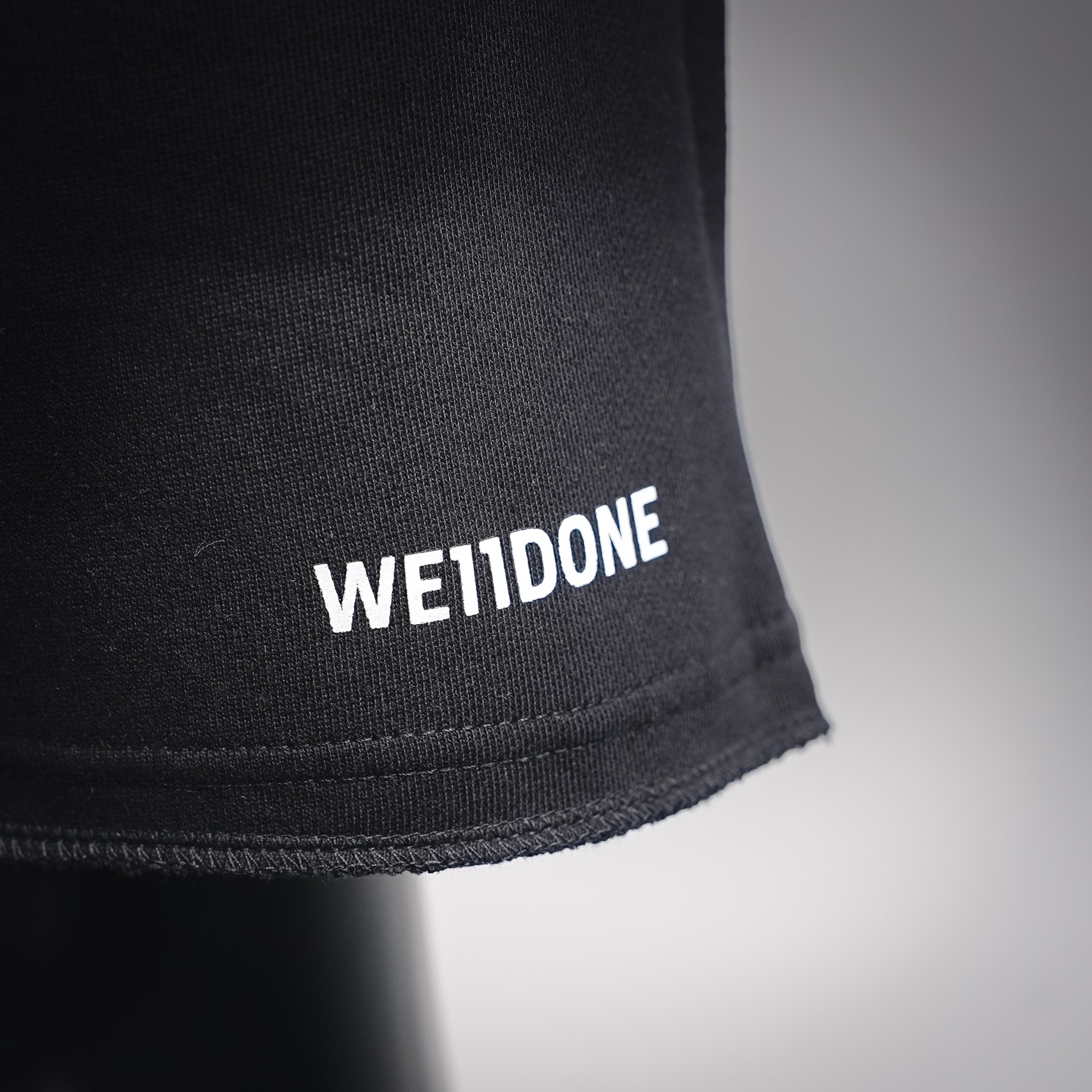 WE11DONE官网24SS夏季新款檀健次同款上身字母LOGO印花毛边休闲短裤