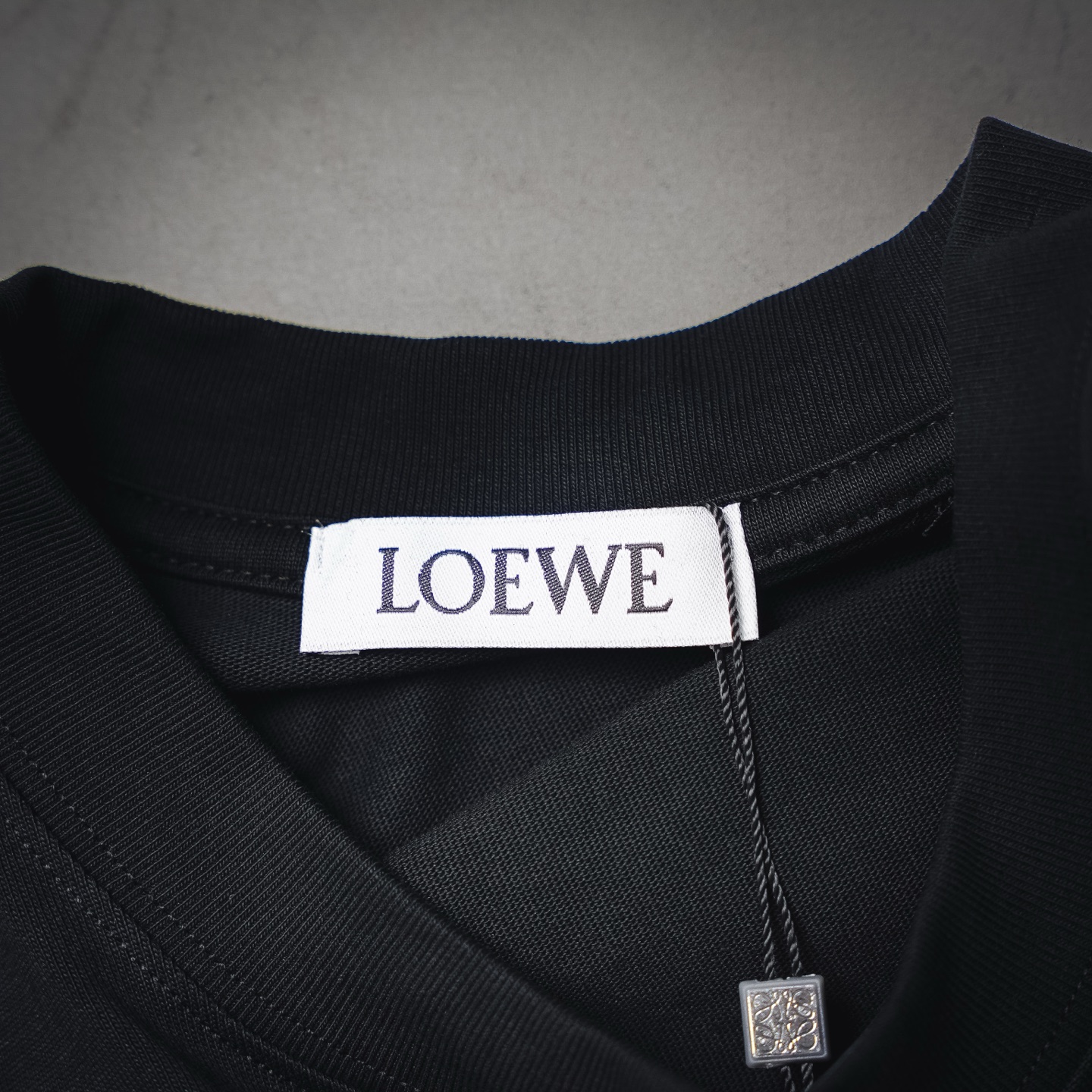 LOEWE 罗意威 暗纹刺绣logo短袖T恤-Chinese UA Cheap High Quatity Brand Clothes Bags handbags Sneakers wholesale wholesaler seller from China Factory suppliers Fashion Clothing Shoes best Quality Beautiful Price LOEWE 罗意威 暗纹刺绣logo短袖T恤