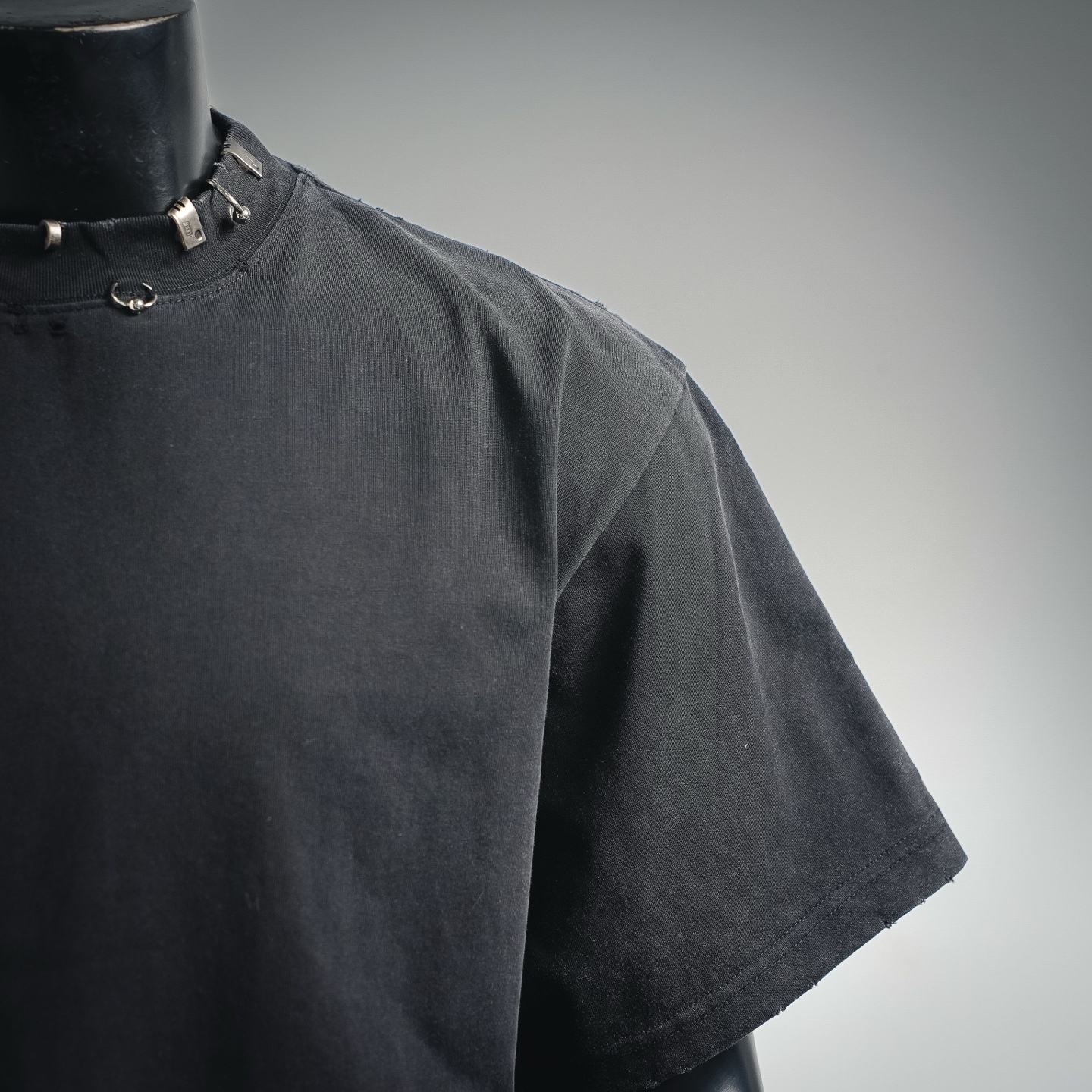 BALENCIAGA巴黎世家BLCG 26ss 经典款 领口刻字logo金属环扣 拉环穿刺短袖T恤-Chinese UA Cheap High Quatity Brand Clothes Bags handbags Sneakers wholesale wholesaler seller from China Factory suppliers Fashion Clothing Shoes best Quality Beautiful Price BALENCIAGA巴黎世家BLCG 26ss 经典款 领口刻字logo金属环扣 拉环穿刺短袖T恤